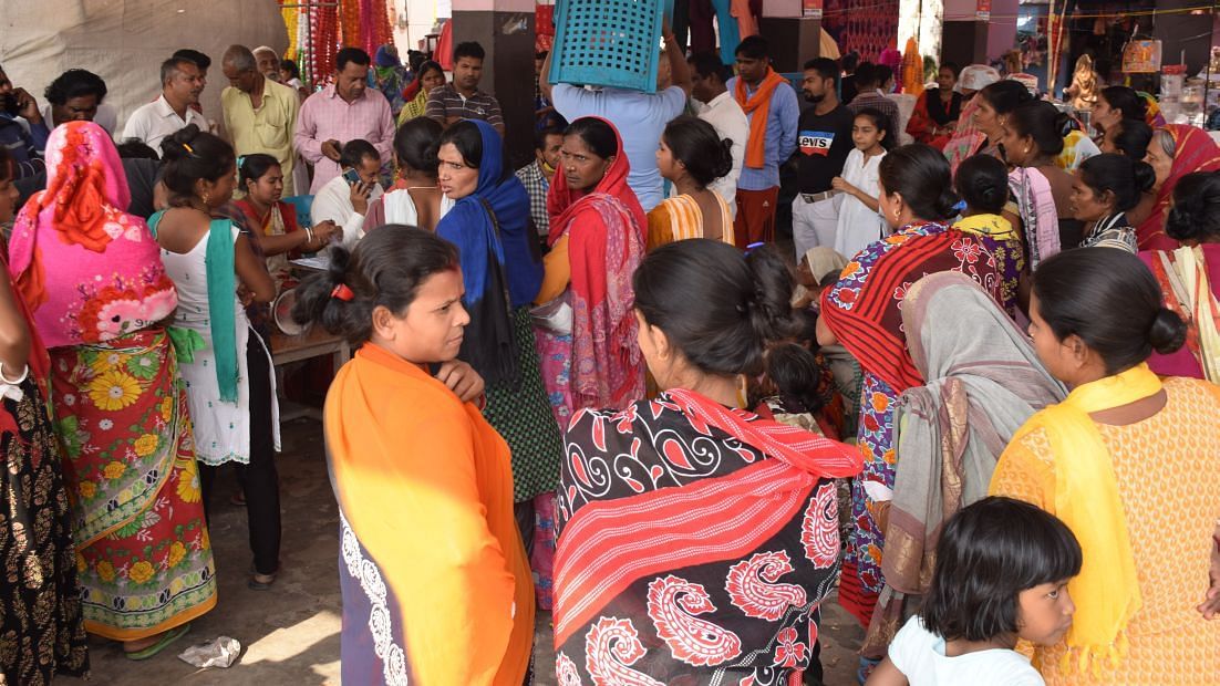 Kerumunan orang yang terkena bencana berkumpul untuk mengambil jatah di Sanjay Nagar dari Rudrapur. Kerumunan orang yang terkena bencana berkumpul untuk mengambil jatah di Sanjay Nagar dari Rudrapur.