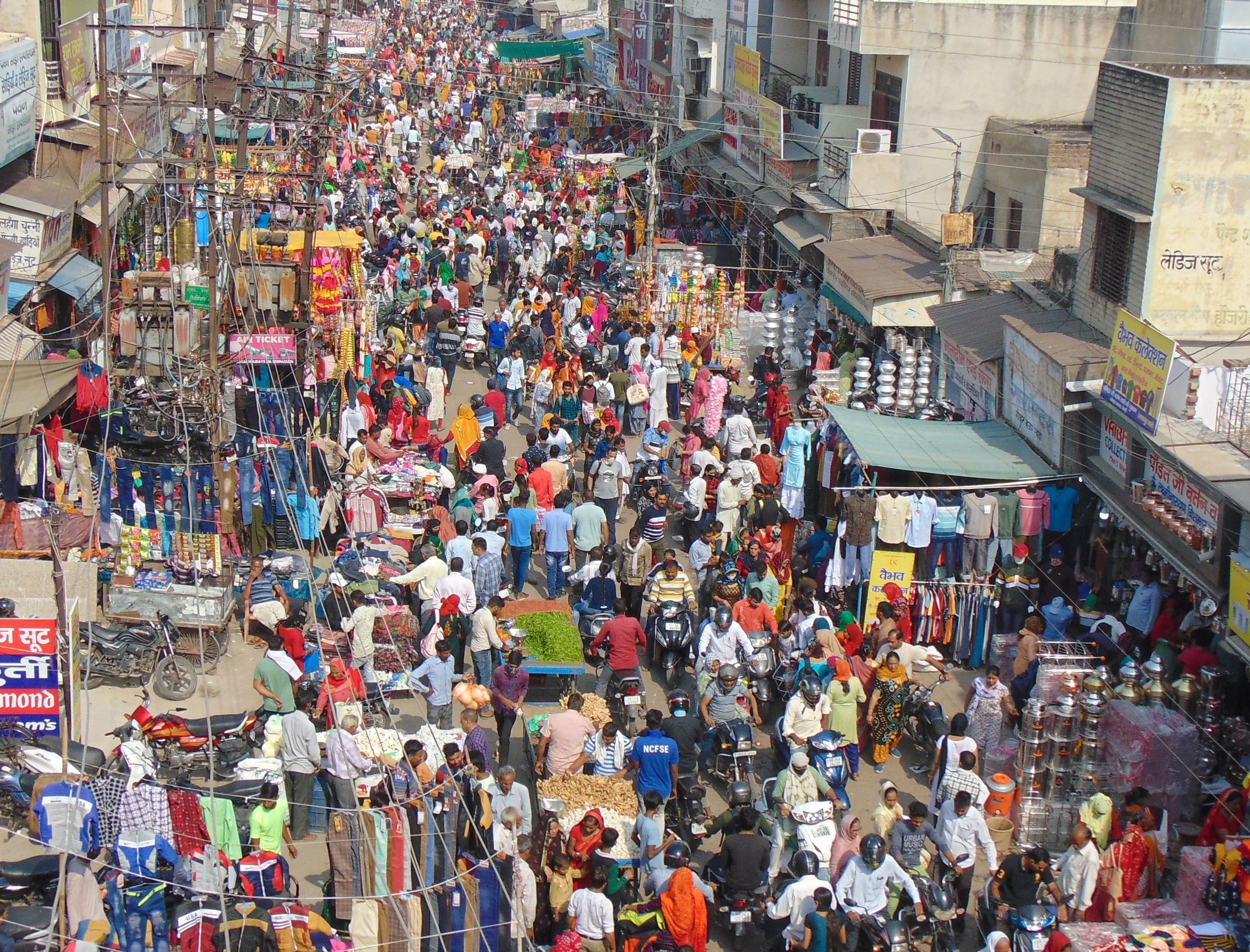  दीपावली पर्व के उपलक्ष्य में बाजार में रही भीड़। संवाद