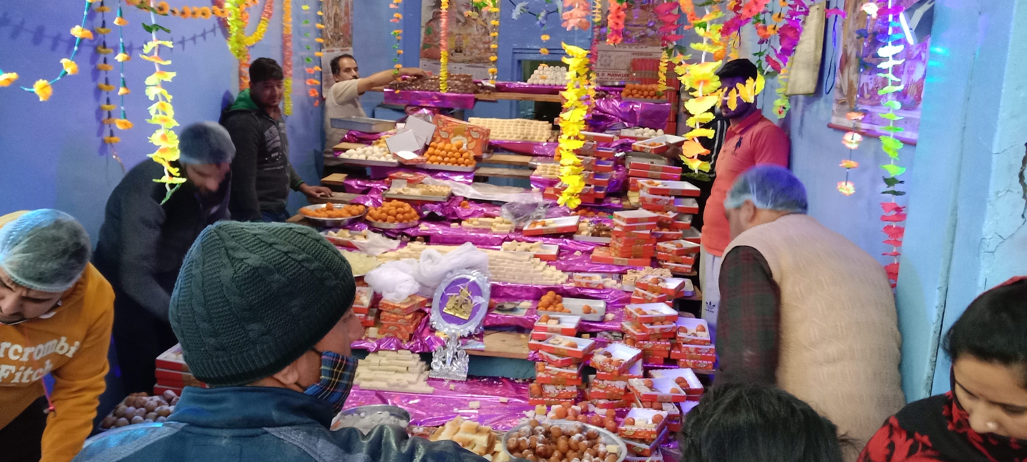 फोटो...किश्तवाड़ में दुकाने सजी, वाहनों का जाम भी लगा रहा। फोटो...किश्तवाड़ में दुकाने सजी, वाहनों का जाम भी लगा रहा।