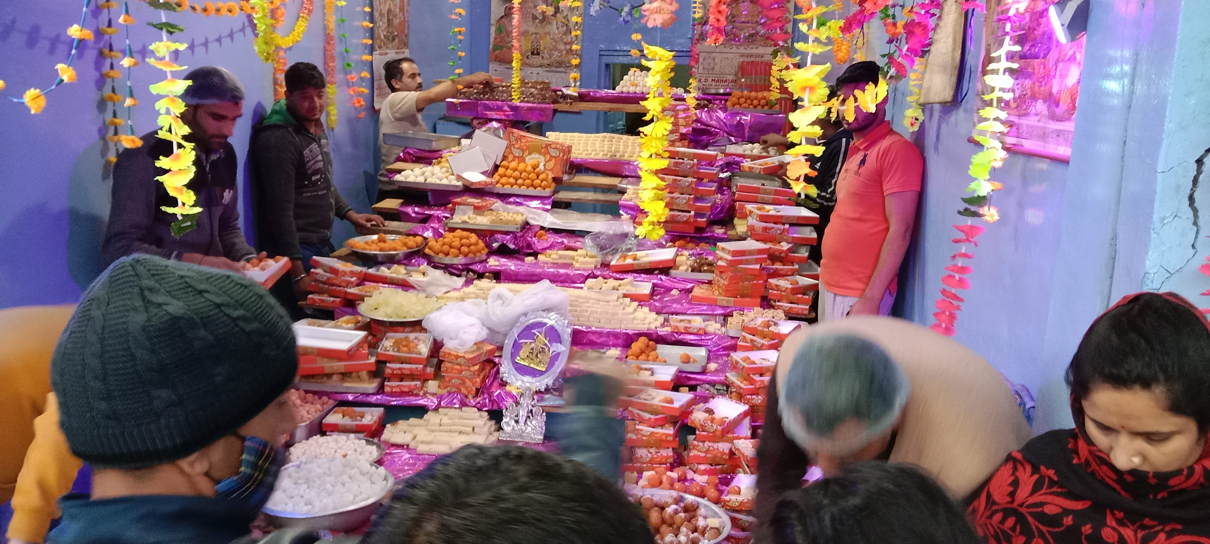 फोटो...किश्तवाड़ में दुकाने सजी, वाहनों का जाम भी लगा रहा। फोटो...किश्तवाड़ में दुकाने सजी, वाहनों का जाम भी लगा रहा।