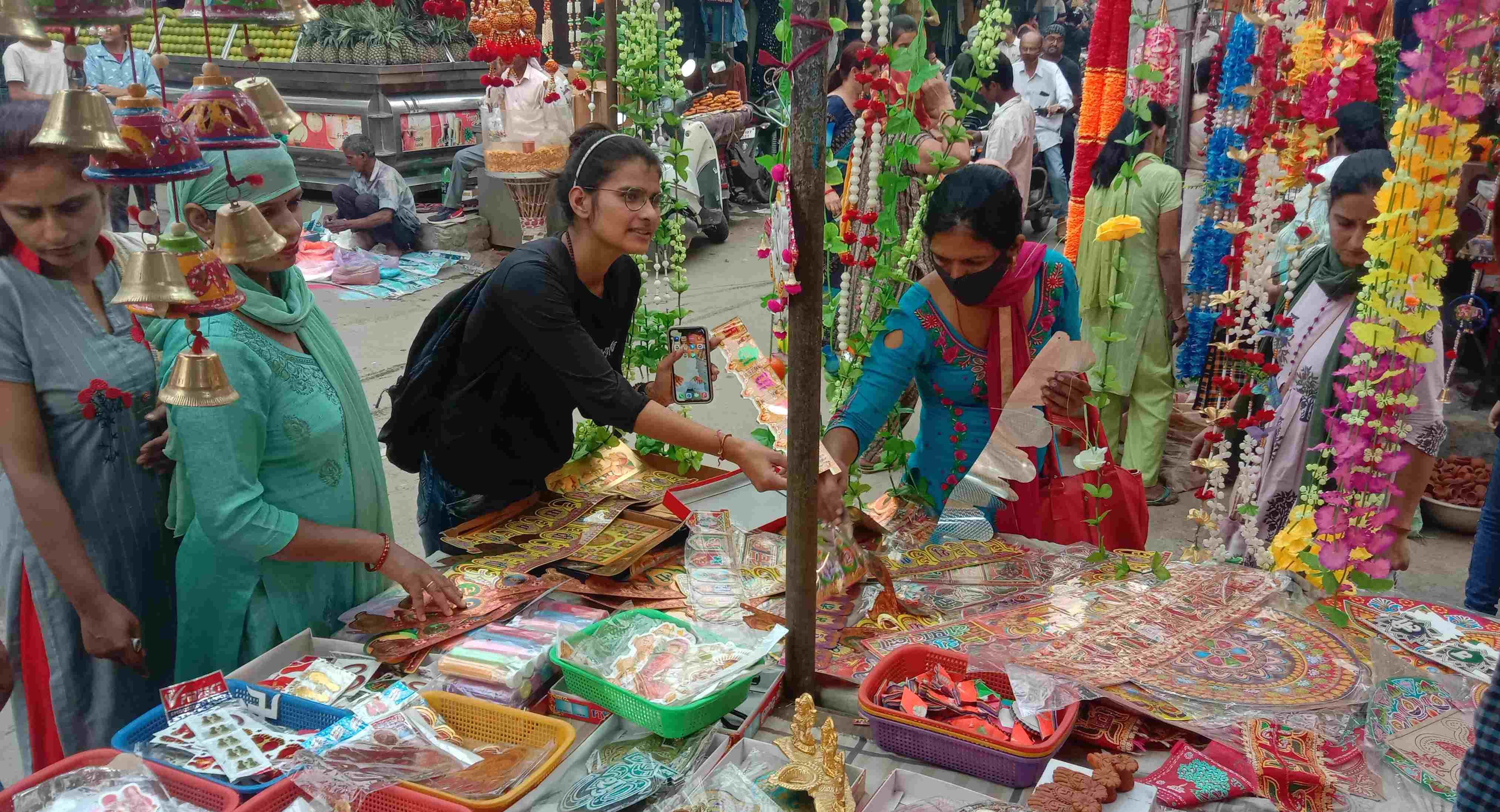 सोनीपत के कच्चे क्वार्टर मार्केट में खरीदारी करतीं महिलाएं। संवाद