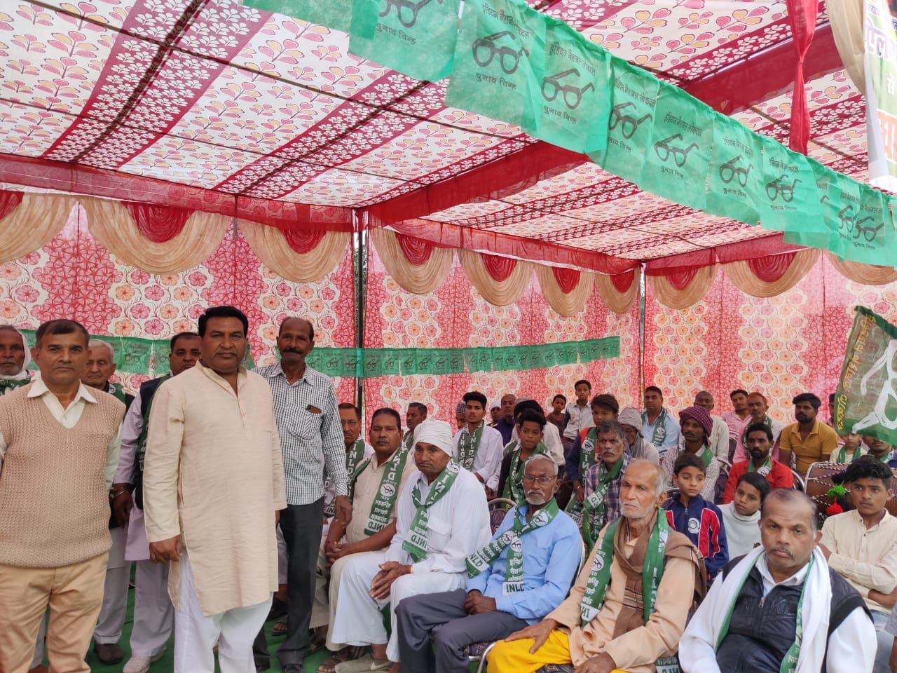 कार्यकताओं के साथ ऐलनाबाद जीत का जश्न मनाते इनेलो नेता। कार्यकताओं के साथ ऐलनाबाद जीत का जश्न मनाते इनेलो नेता।