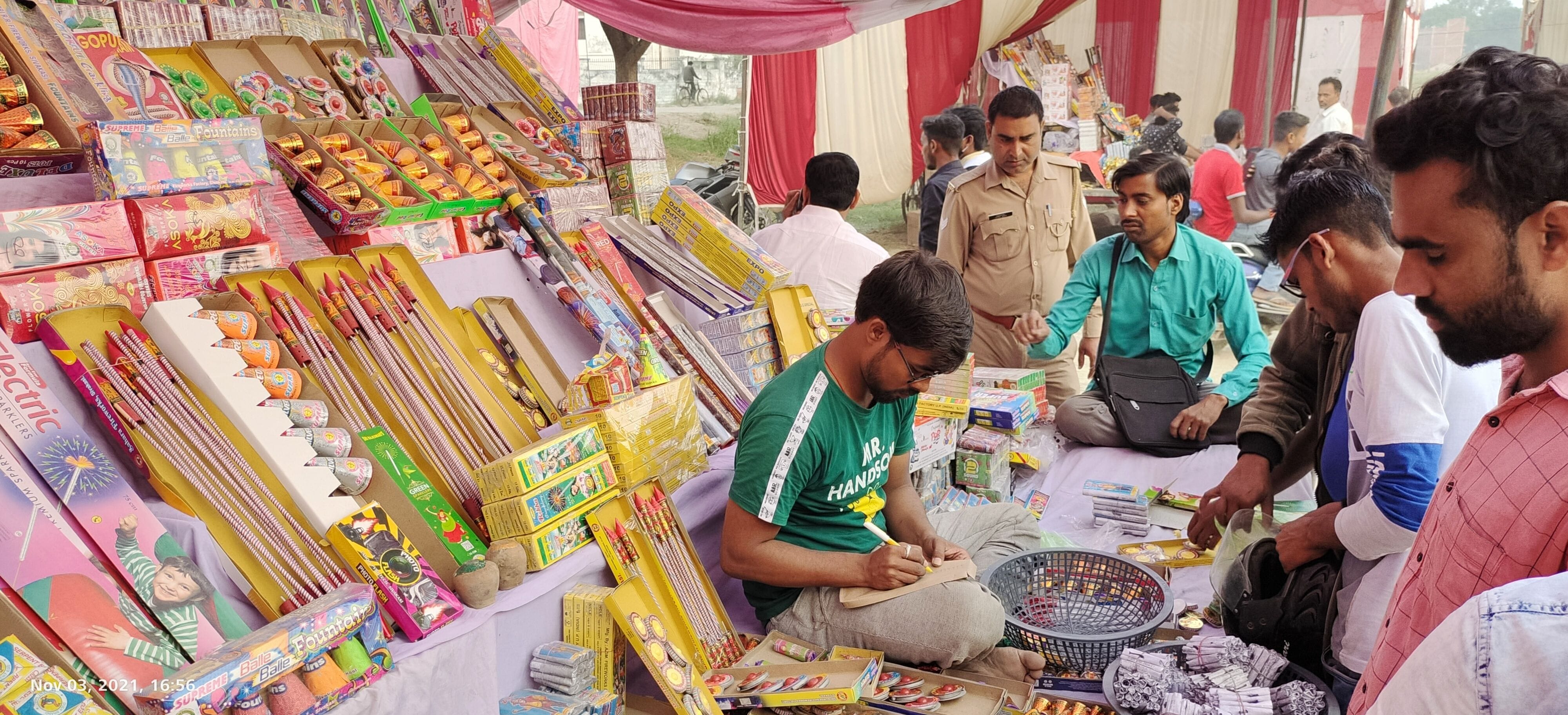 People lit lamps on Choti Diwali, celebrated happiness