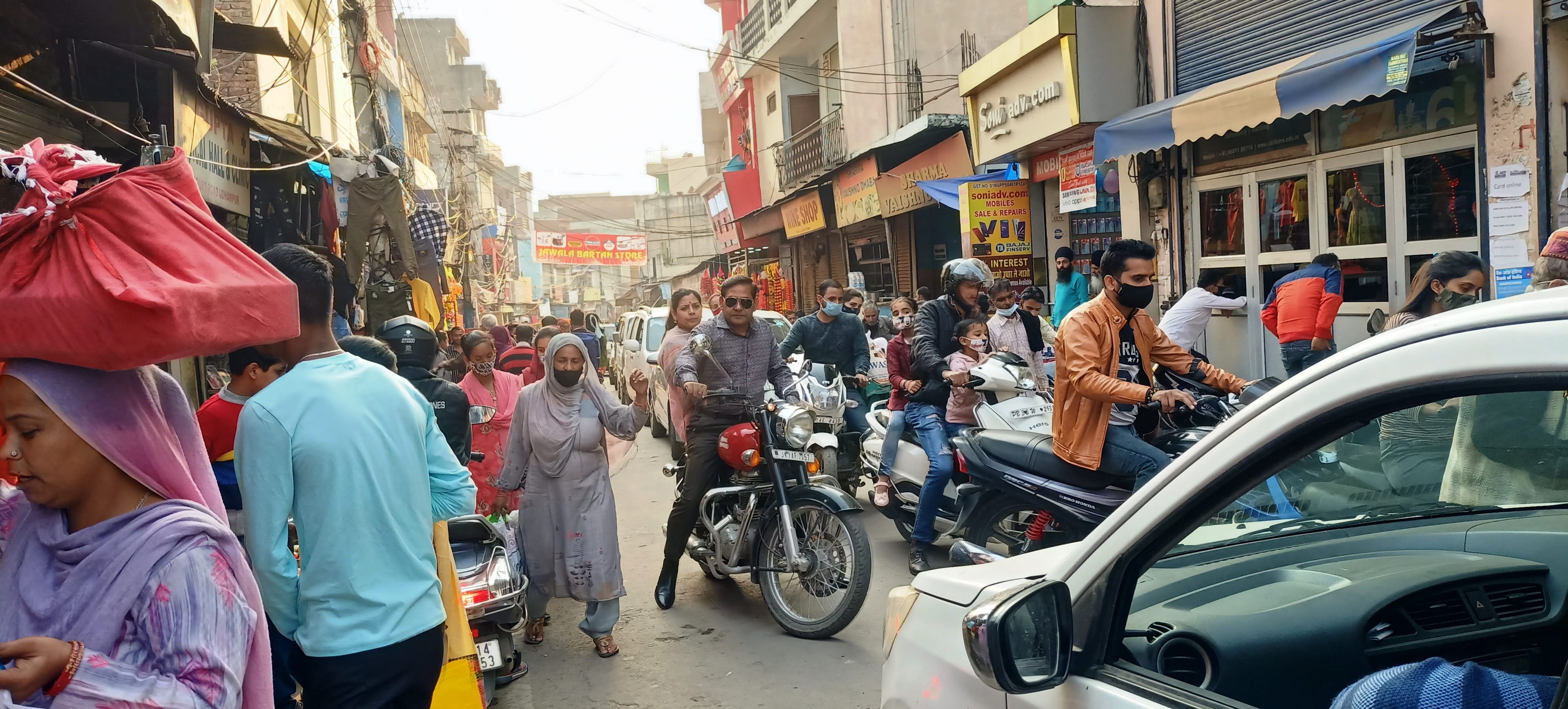 उधमपुर के बाजार में भीड़ बढ़ने पर कोर्ट रोड इलाके में लगा जाम