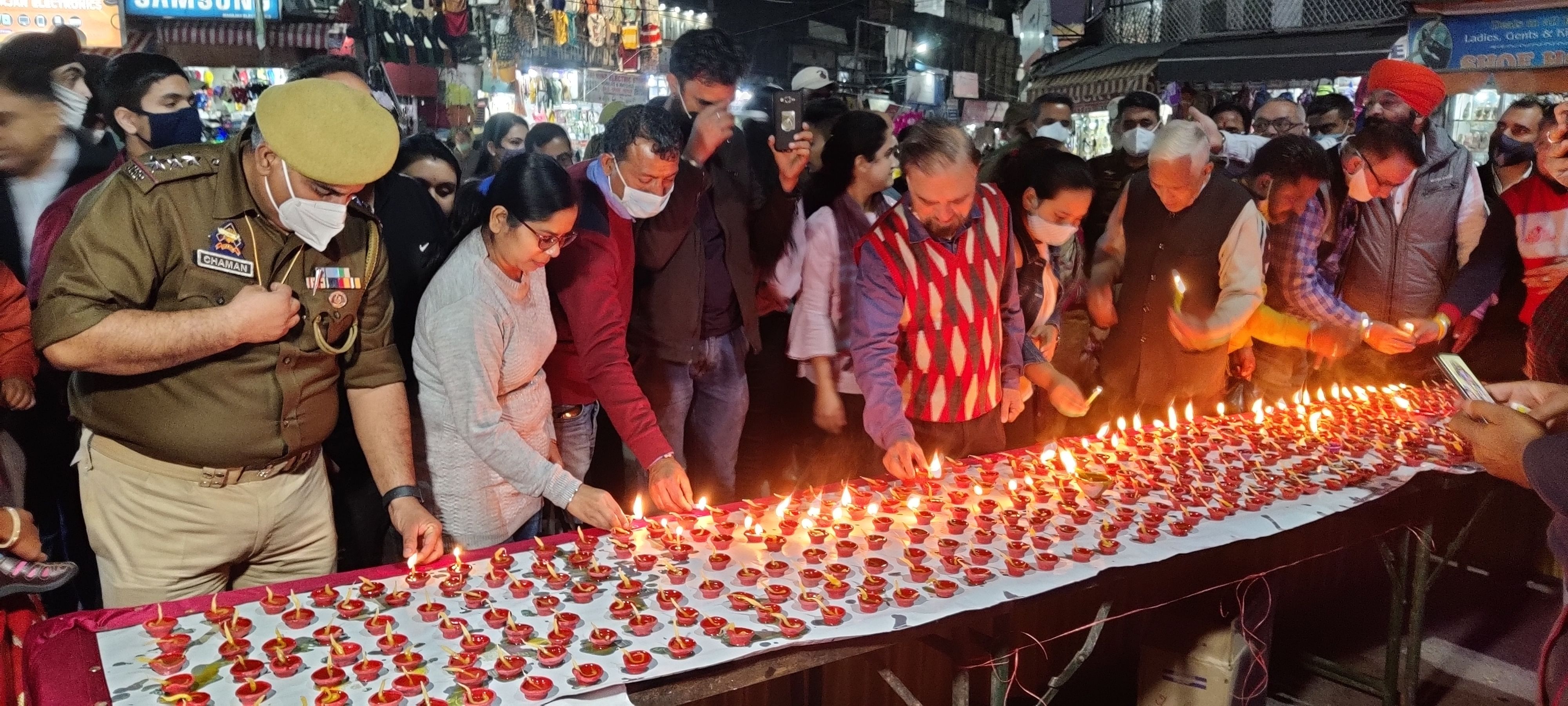 उधमपुर शहर के इंदिरा चौक पर शहीदों की याद में दीये जलाते शहरवासी