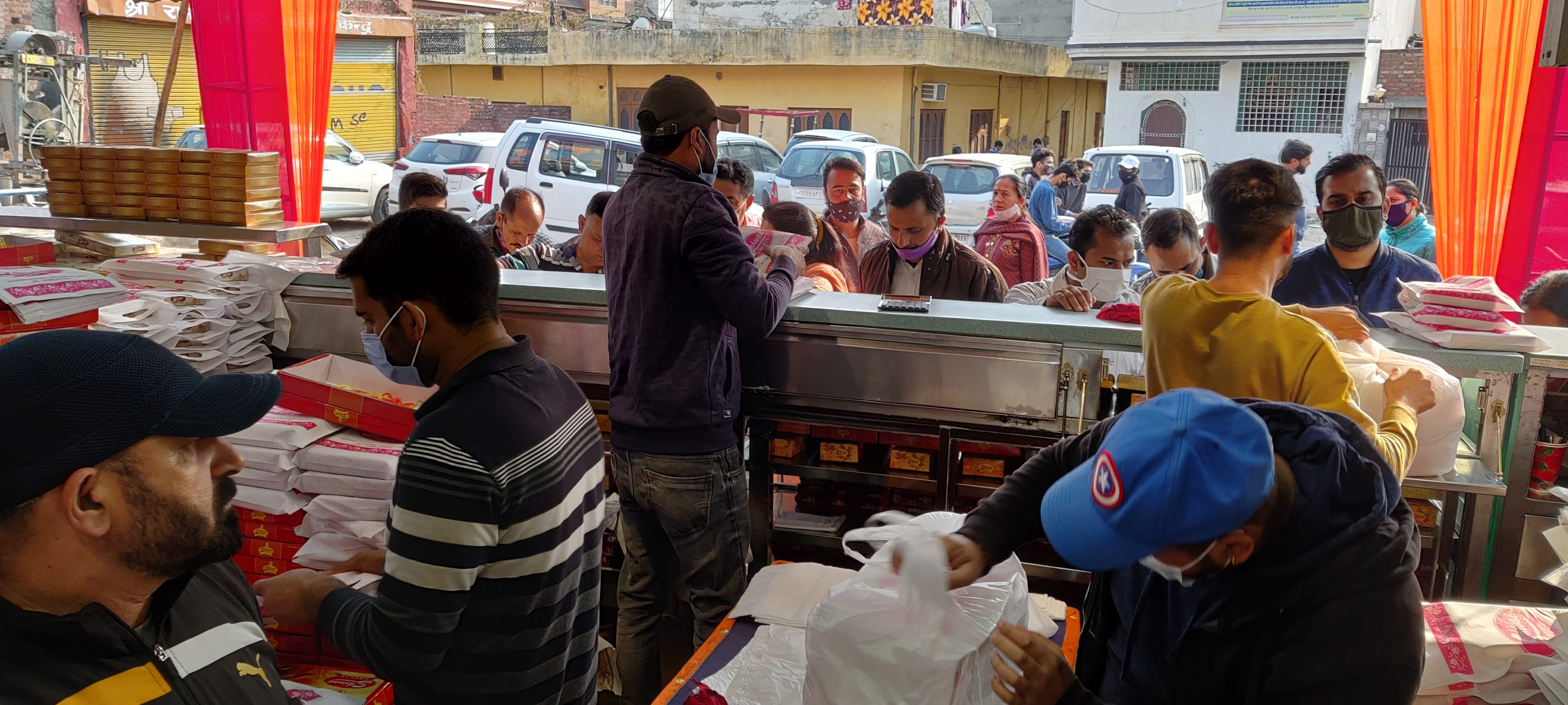 उधमपुर शहर में दीपावली को लेकर मिठाई की दुकान में खरीदारी के लिए लगी भीड़