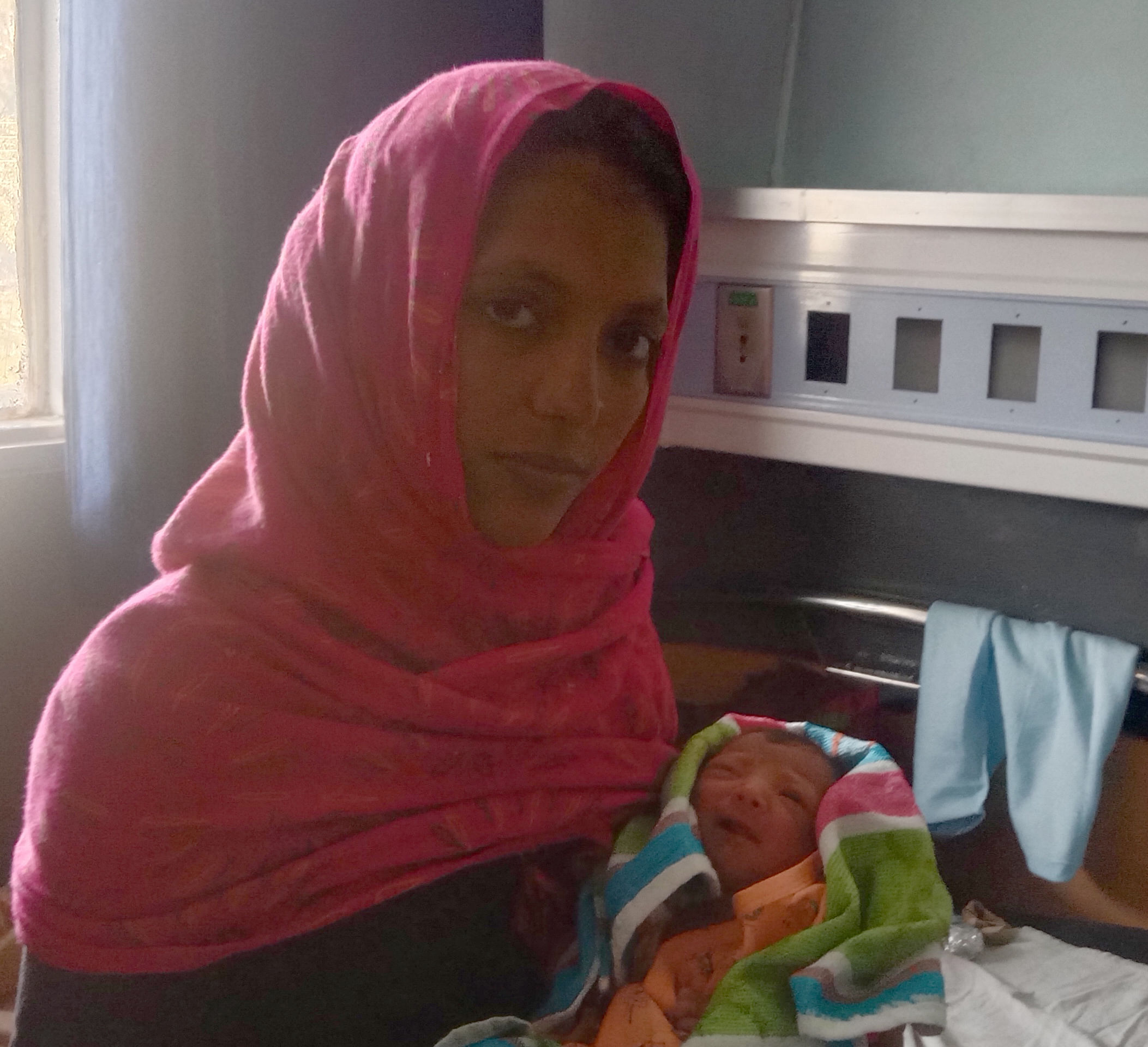 Pinky dengan putrinya yang baru lahir.