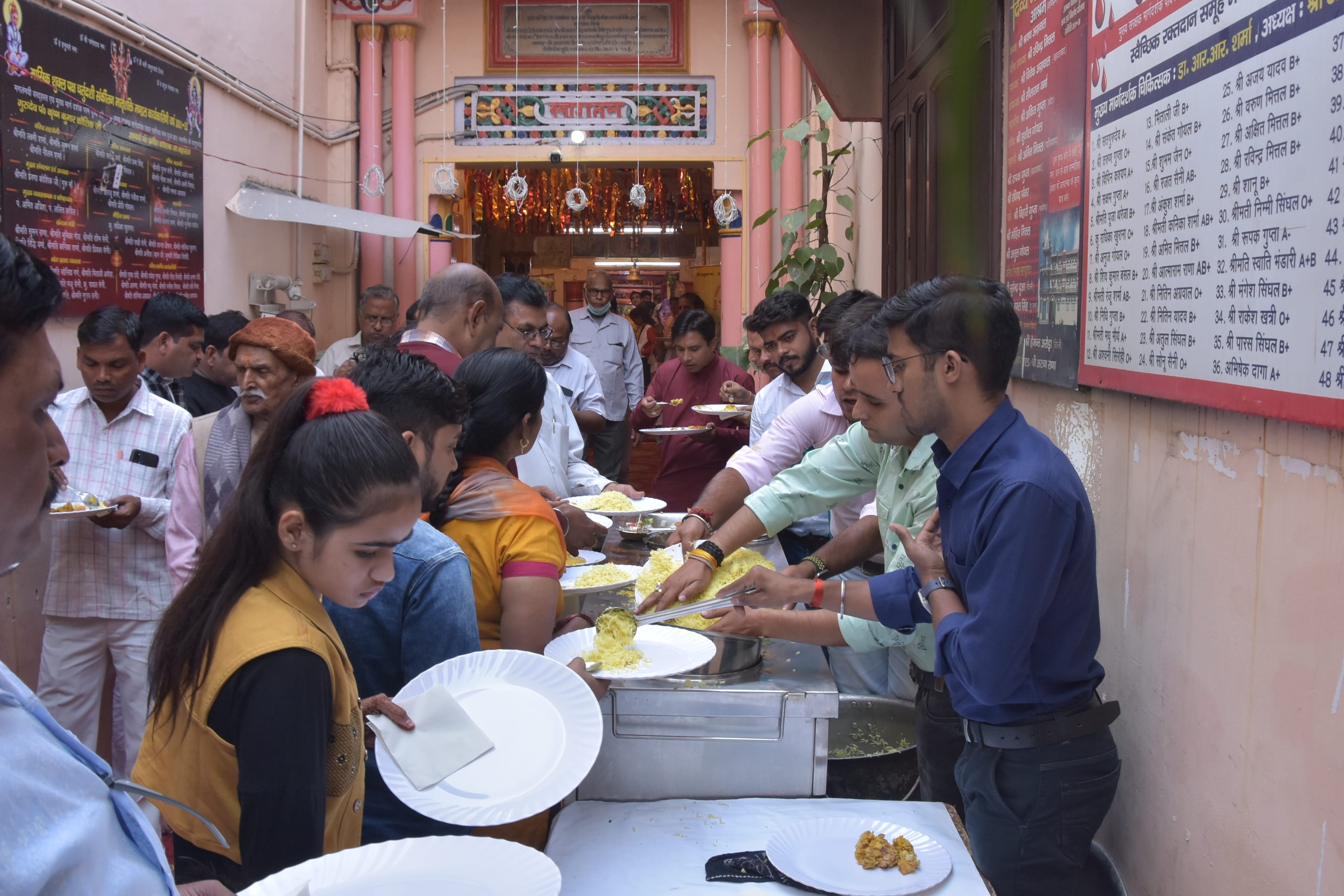 पुरानी अनाज मंडी स्थित राधा कृष्ण मन्दिर में गोवर्धन पूजन में प्रसाद ग्रहण करते श्रद्घालु पुरानी अनाज मंडी स्थित राधा कृष्ण मन्दिर में गोवर्धन पूजन में प्रसाद ग्रहण करते श्रद्घालु