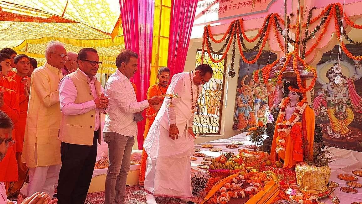 जयराम आश्रम में  गोवर्धन पूजा महोत्सव पर पूजा अर्चना करते ब्रह्मस्वरूप ब्रह्मचारी महाराज।