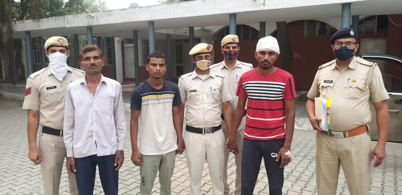 युवक की हत्या के आरोप में गिरफ्तार आरोपी पुलिस टीम के साथ। संवाद युवक की हत्या के आरोप में गिरफ्तार आरोपी पुलिस टीम के साथ। संवाद