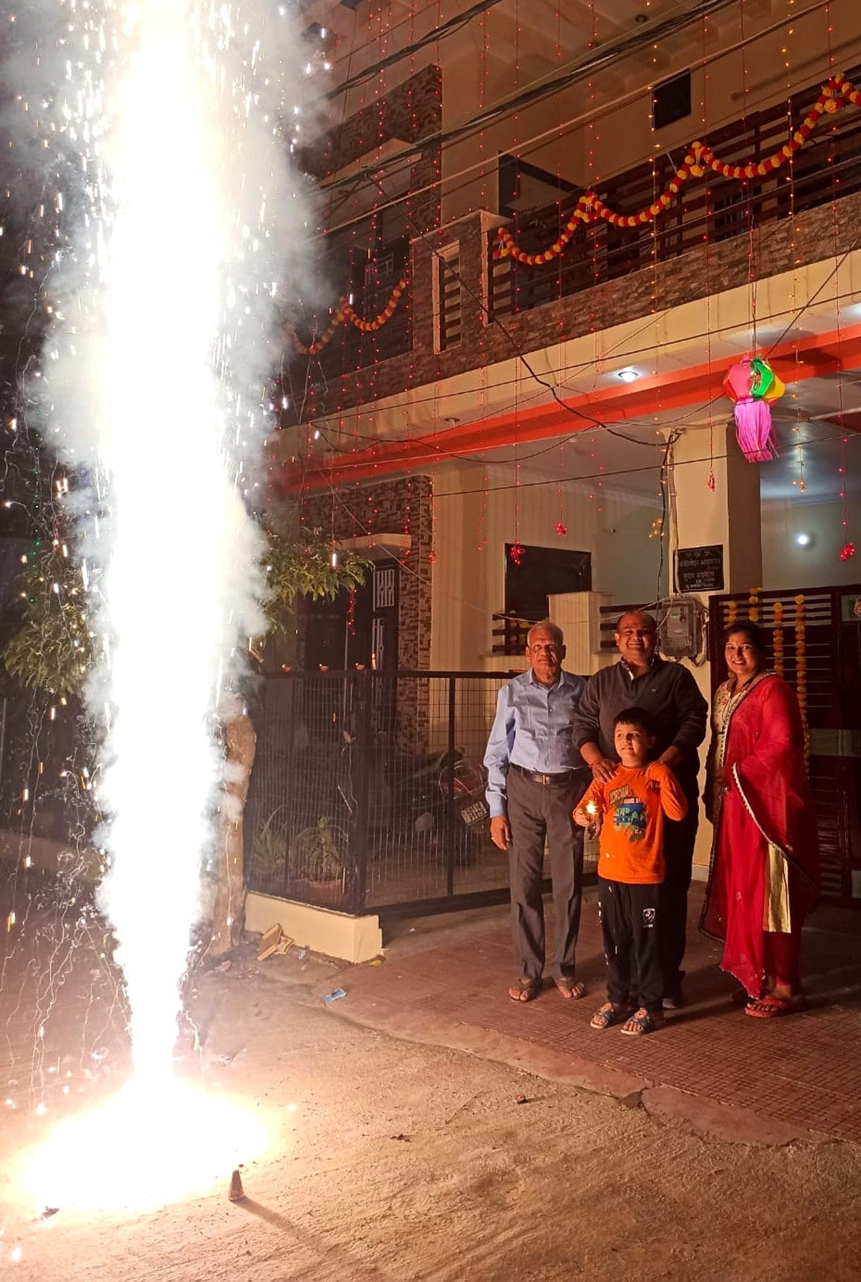 आवास विकास में दीपावली पर आतिशबाजी करते अधिवक्ता का परिवार
