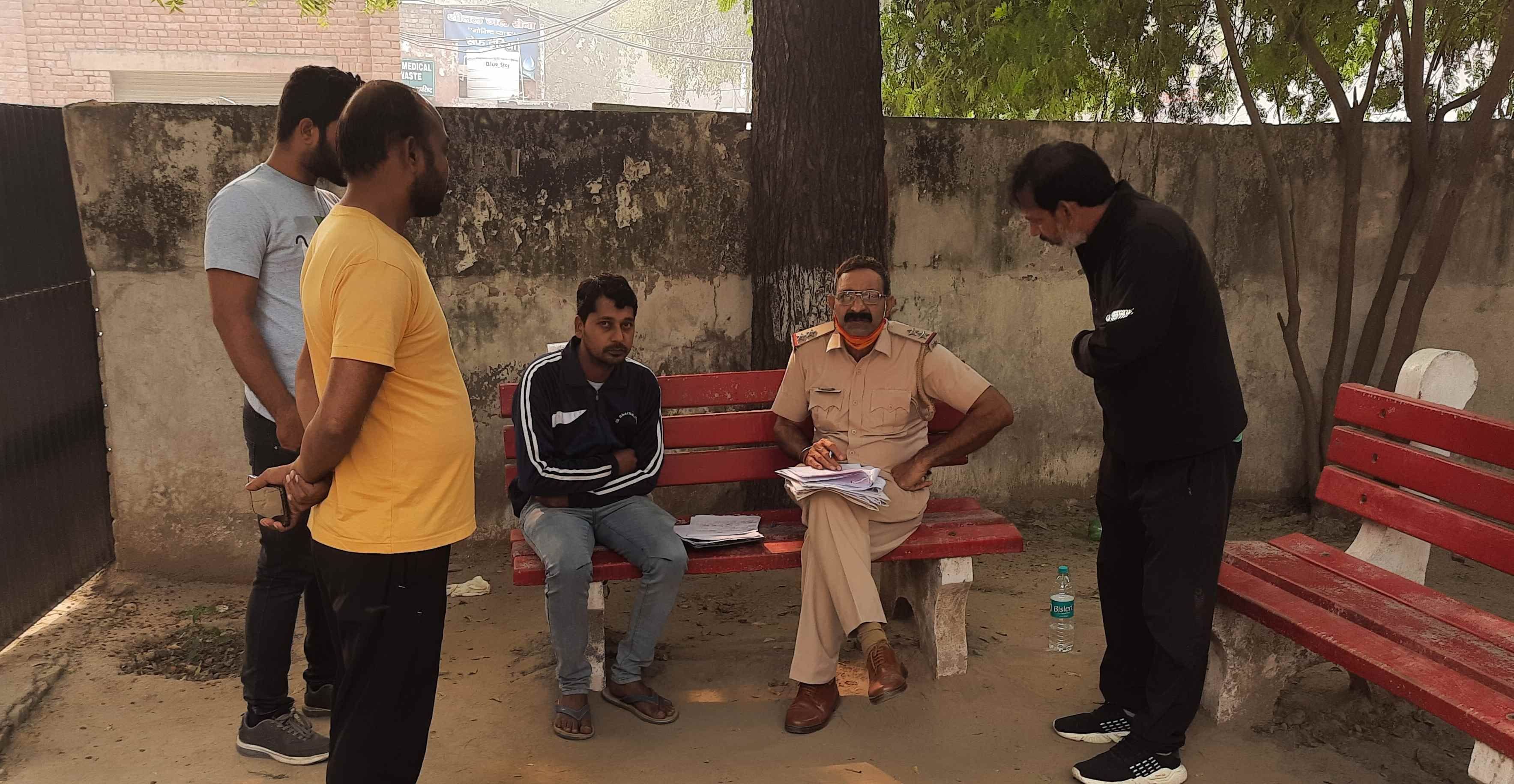 सामान्य अस्पताल में पोस्टमार्टम के लिए कार्रवाई करती पुलिस व साथ खड़े परिजन। संवाद सामान्य अस्पताल में पोस्टमार्टम के लिए कार्रवाई करती पुलिस व साथ खड़े परिजन। संवाद