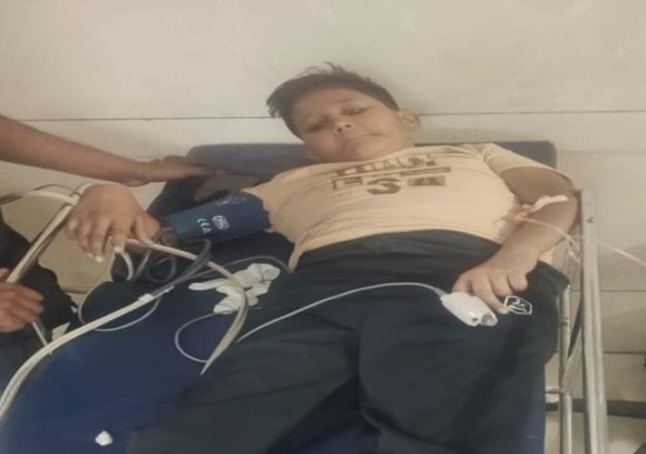 अस्पताल में उपचाराधीन अनुज। अस्पताल में उपचाराधीन अनुज।