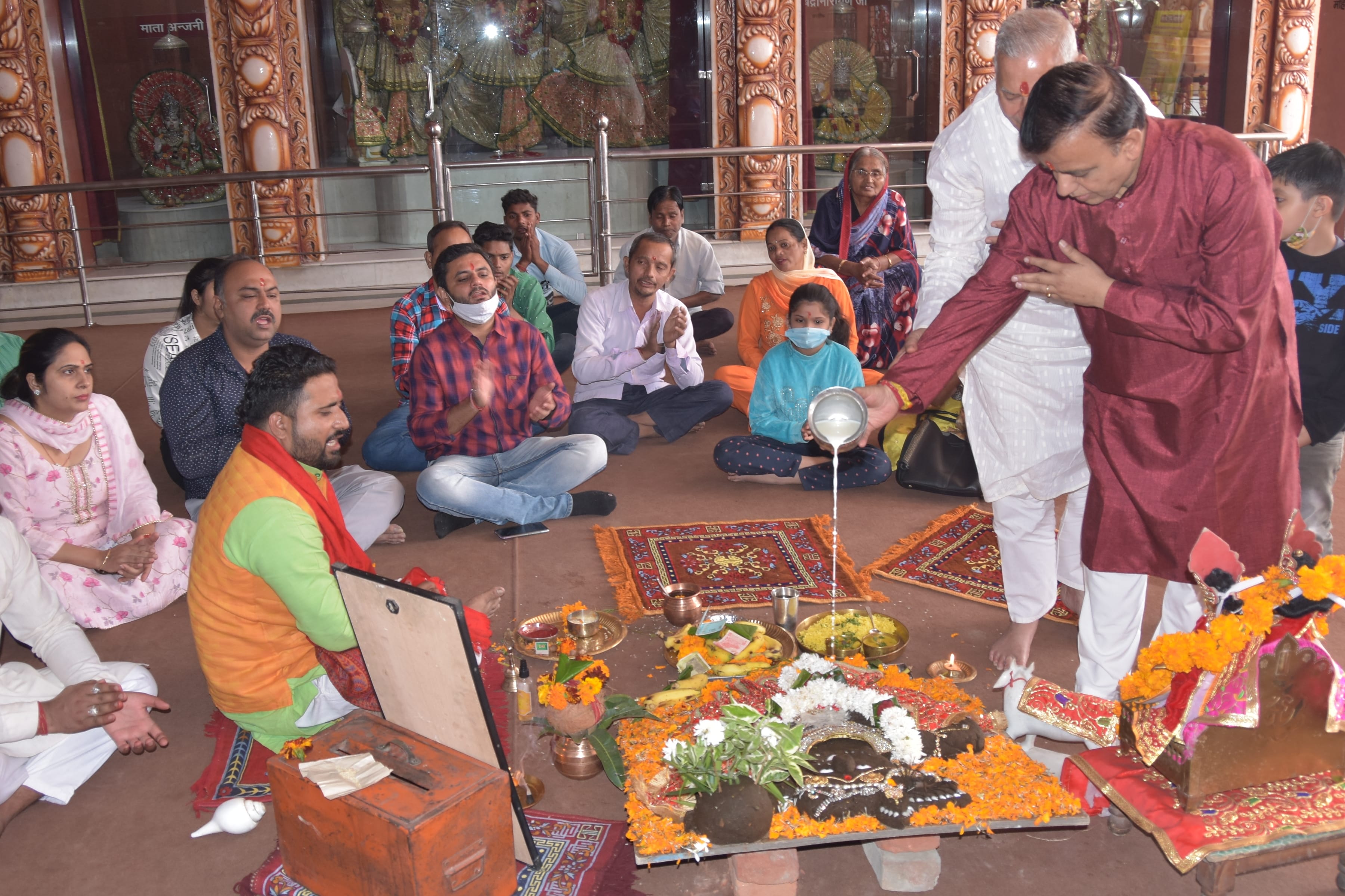 बालाजी धाम में गोवर्धन पूजन करते महाराज अतुल जोशी व श्रद्घालु बालाजी धाम में गोवर्धन पूजन करते महाराज अतुल जोशी व श्रद्घालु