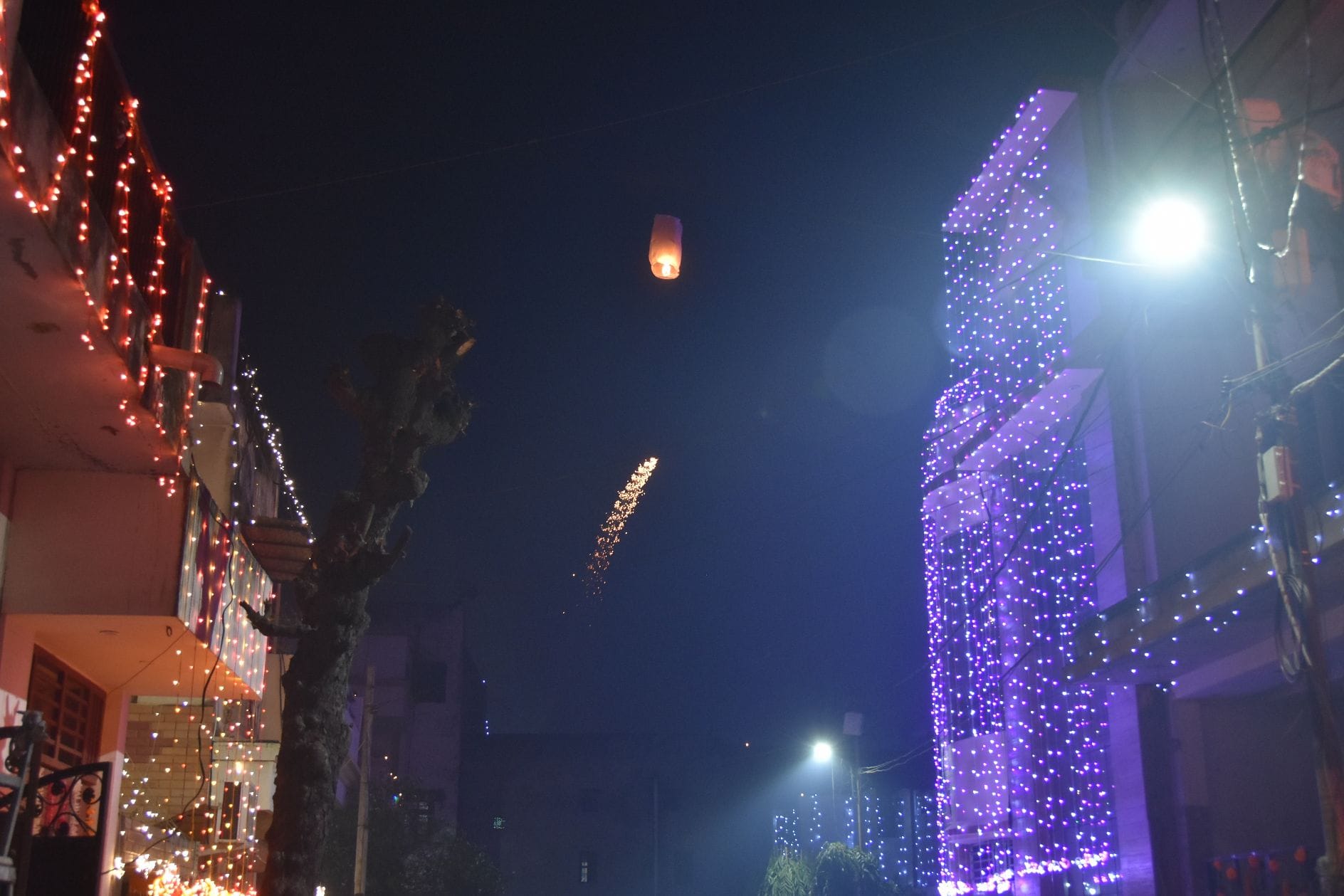सहारनपुर के रामनगर में झालरों से सजे घर और आसमान में उड़ती कंडील