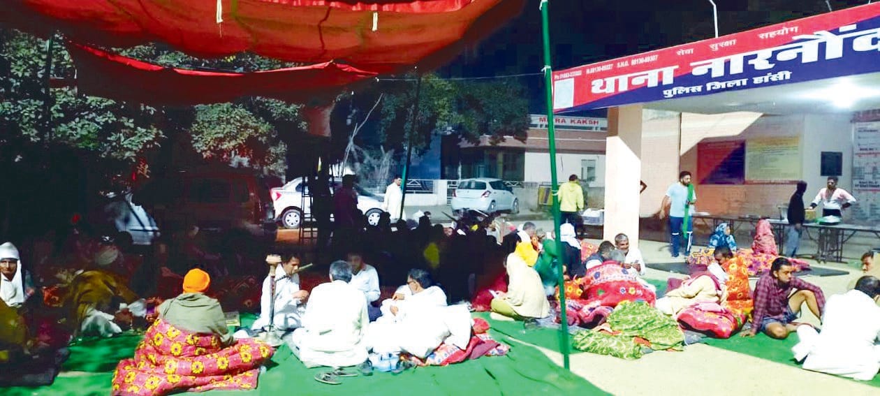 नारनौंद थाने में देर रात टेंट लगाकर धरने पर बैठे किसान।  संवाद 