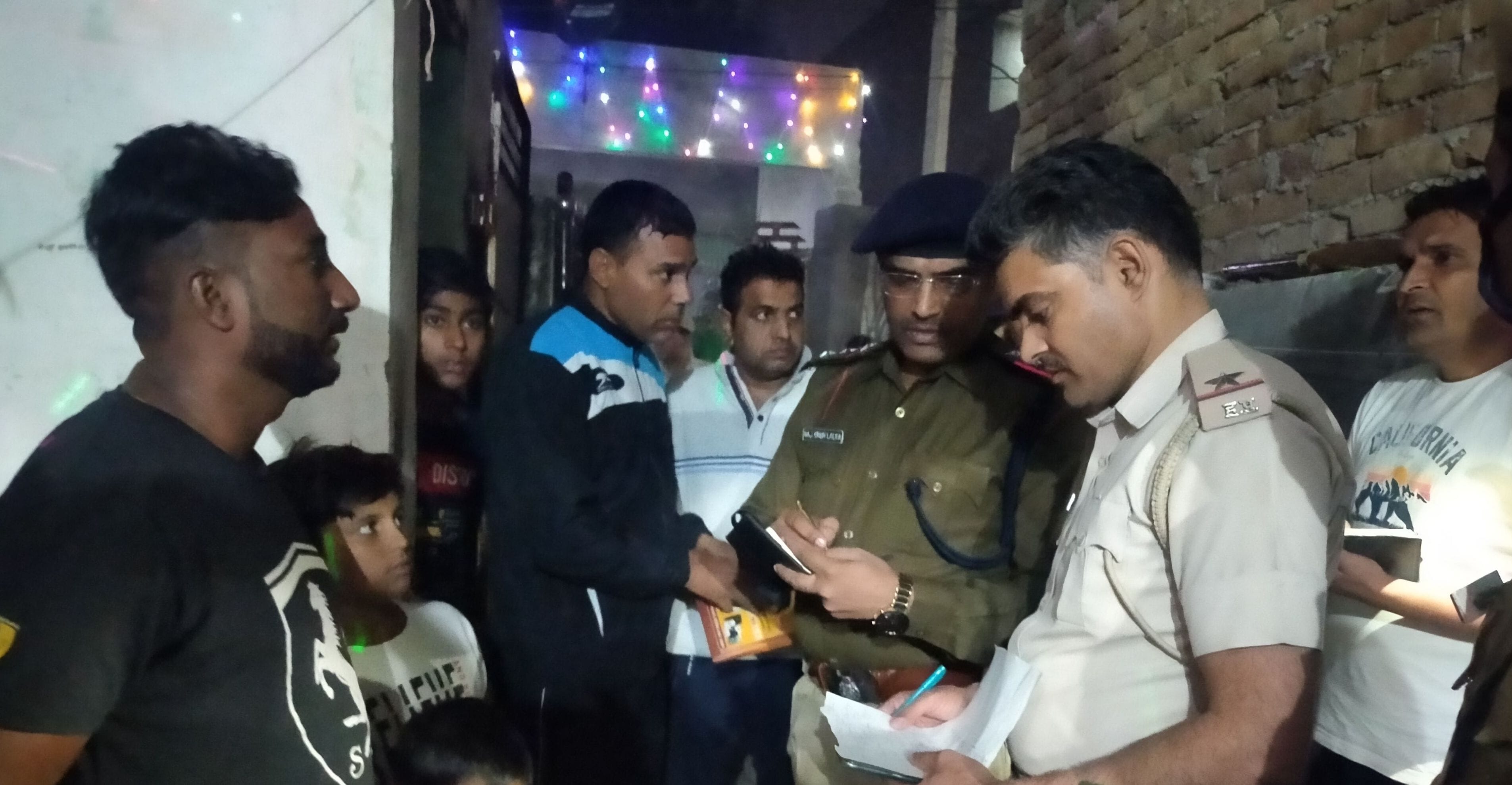 घायल पूनम के भाई संदीप से बातचीत करते डीएसपी राज सिंह। संवाद
