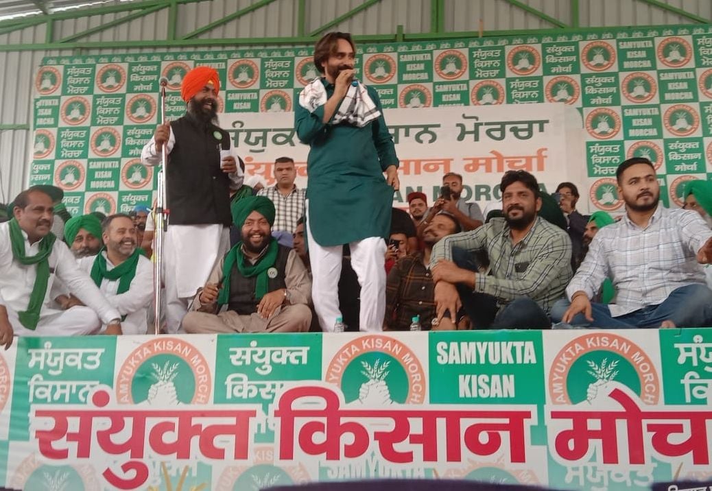 कुंडली धरना स्थल पर संबोधित करते पंजाबी गायब बब्बू मान। संवाद कुंडली धरना स्थल पर संबोधित करते पंजाबी गायब बब्बू मान। संवाद