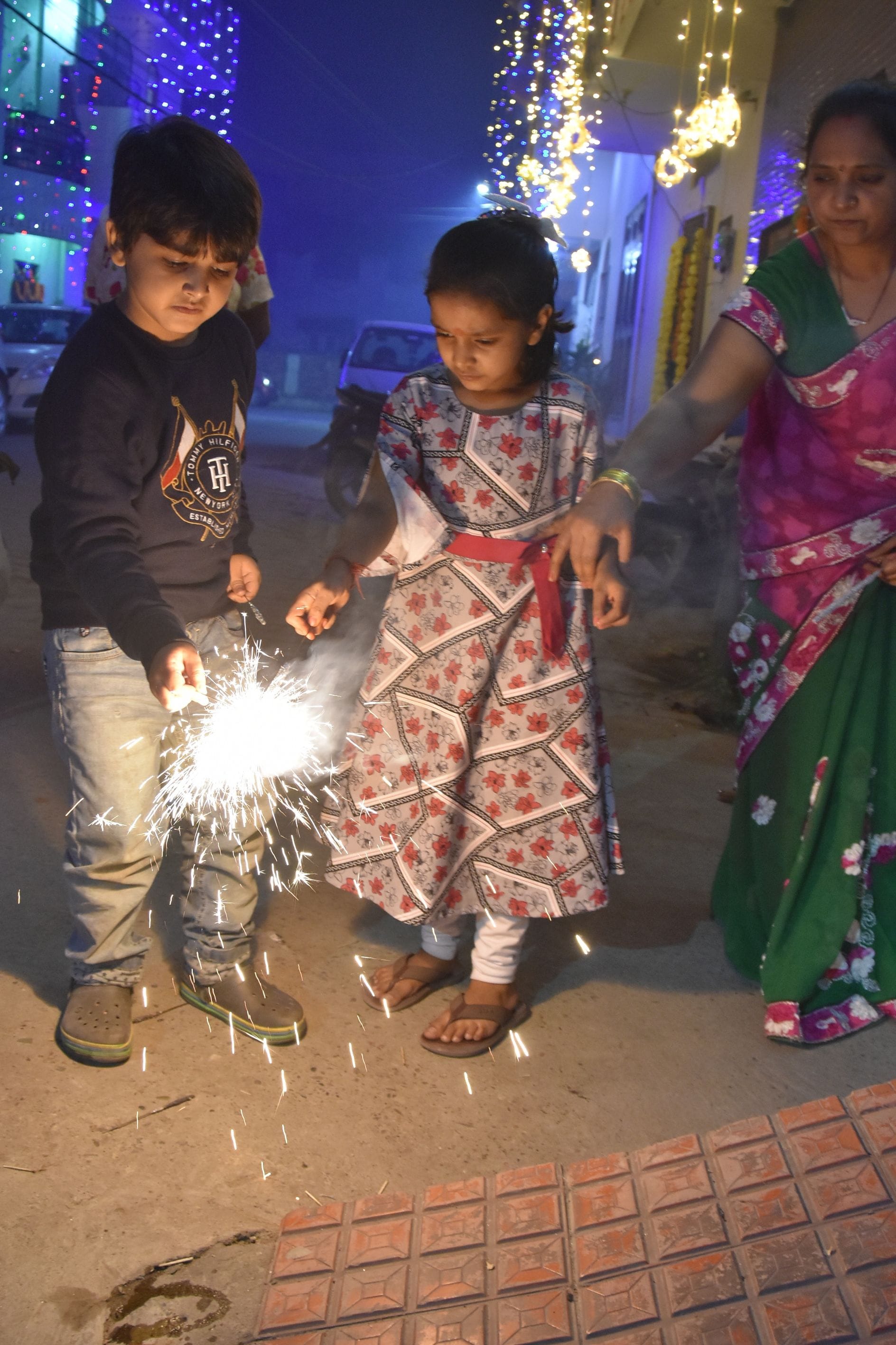 - शहर के रामनगर में फुलझड़ी जलाते बच्चे