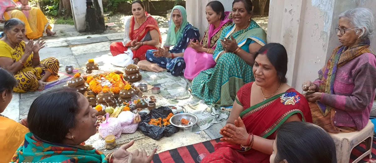 चरथावल के चौकड़ायत मंदिर में गोवर्धन की पूजा करती महिलाएं