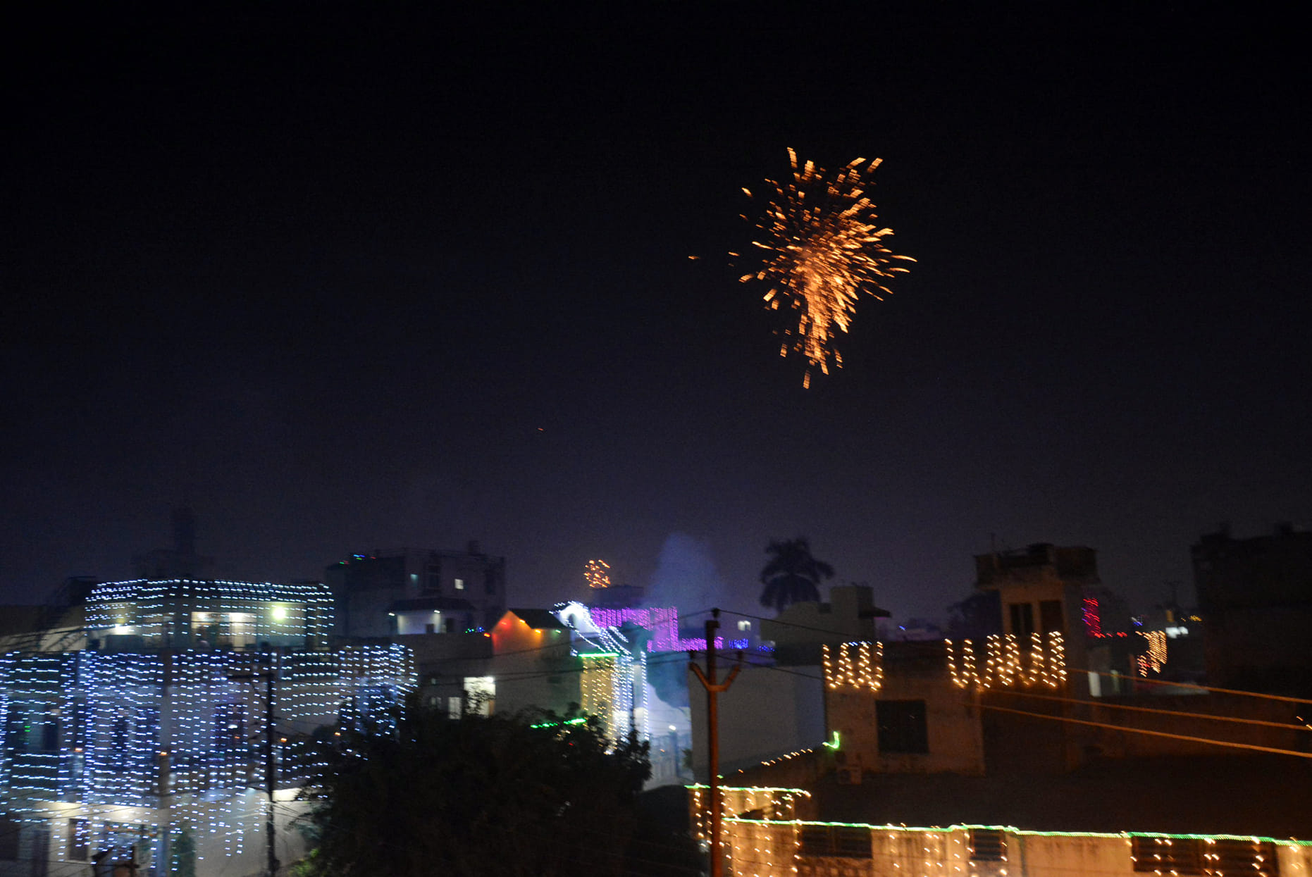 मुजफ्फरनगर में दीपावली पर्व लाईटो से जगमगाता  शहर व असमान में होती अतिशबाजी।