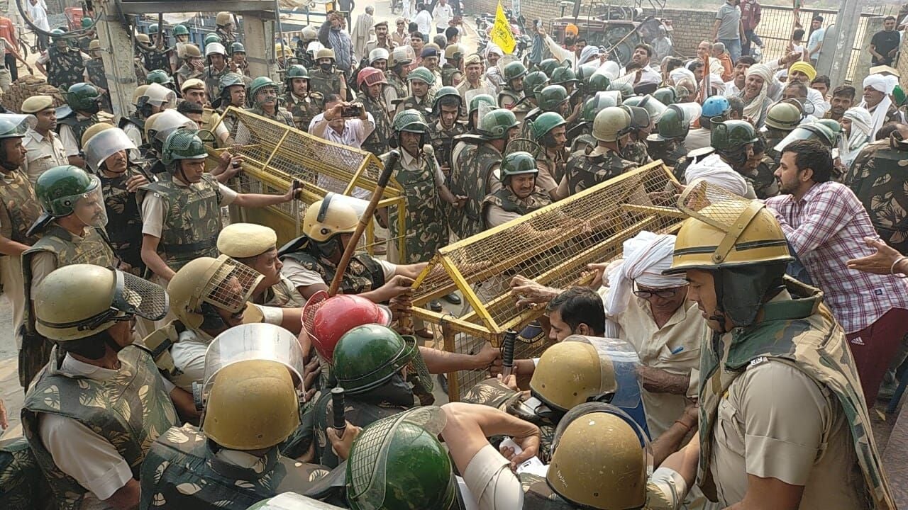 नारनौंद में राज्यसभा सदस्य रामचंद्र जांगड़ा का विरोध करने पहुंचे किसानों को रोकने लिए बेरिकेड प