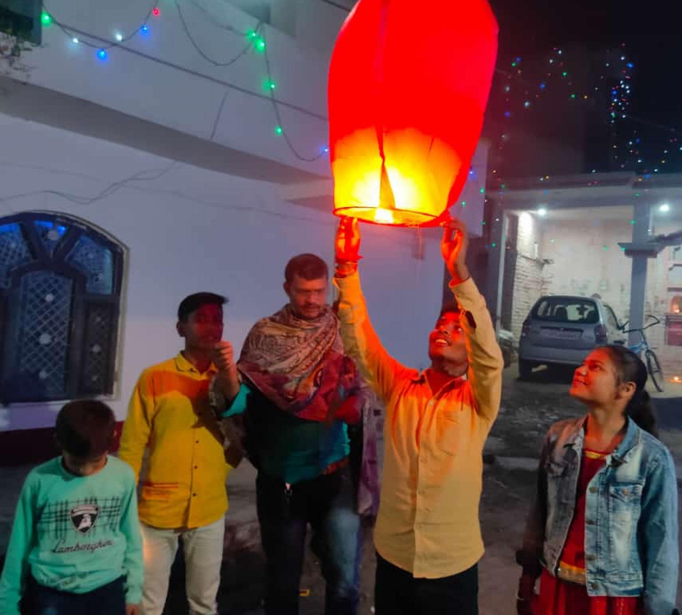 09 : इन्हौना : दीपावली पर्व पर अतिशाबाजी करते बच्चें। संवाद