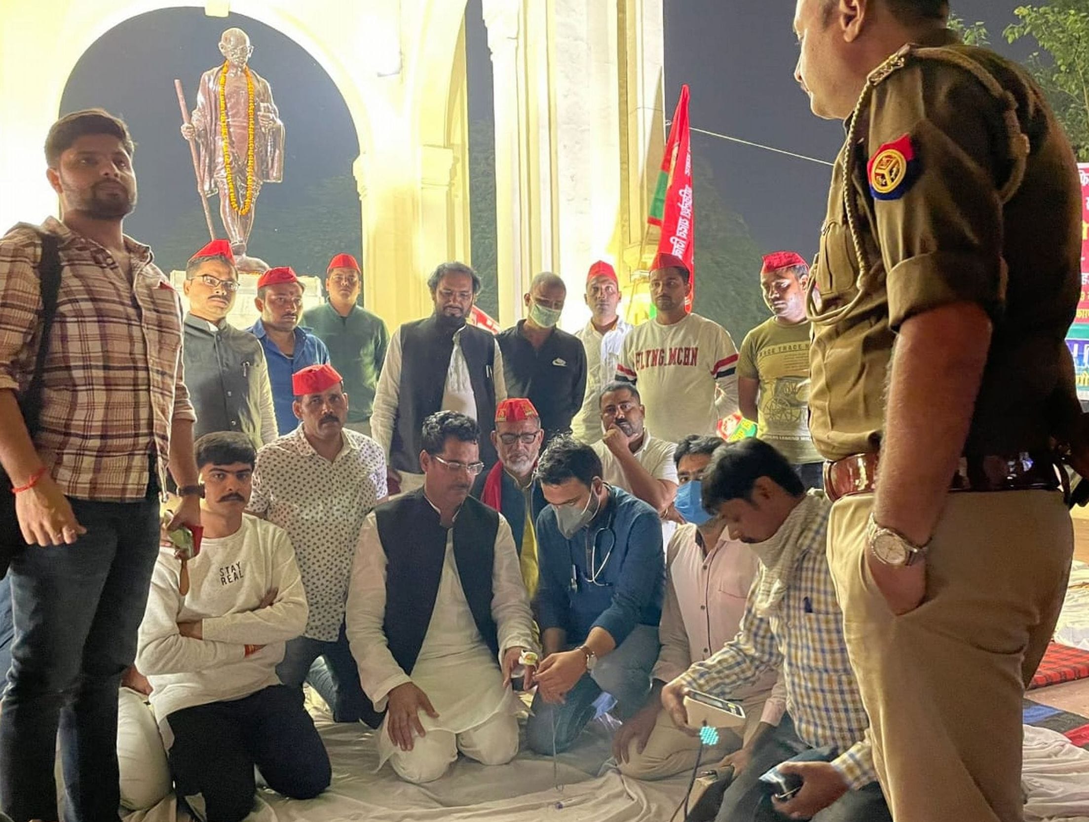 34 : गौरीगंज : लखनऊ स्थित गांधी प्रतिमा पर अनशन करते विधायक का स्वास्थ्य परीक्षण करते डॉक्टर। -संवा?