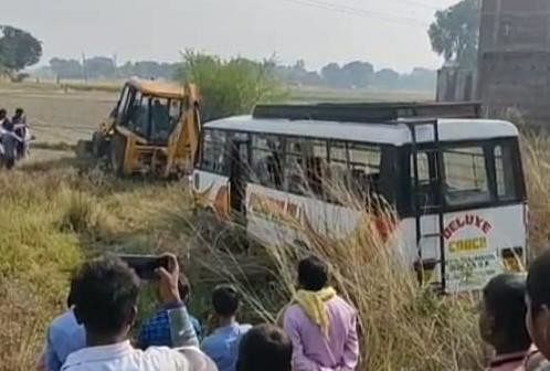 Bus Terguling Karena Kegagalan Kemudi Di Jaunpur Lebih dari 20 Orang Terluka