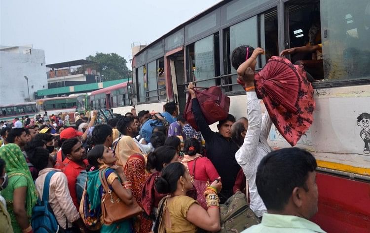 Aligarh: Kerumunan Berkumpul Di Rute Mathura-kasganj, Penumpang Masuk Melalui Jendela Untuk Tempat Duduk
