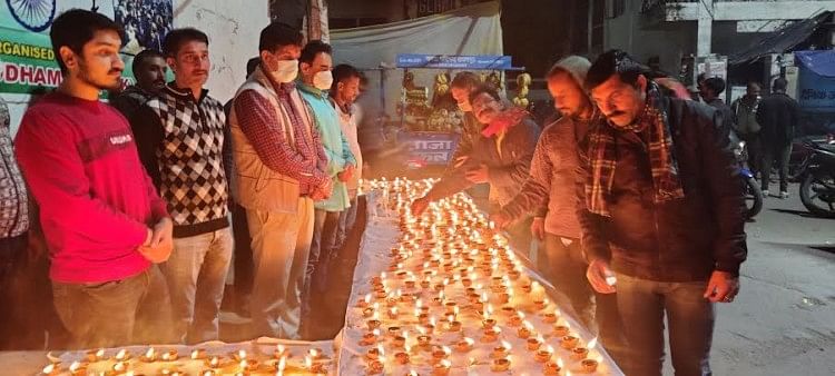 Deepawali – Sebuah lampu diselenggarakan atas nama para martir