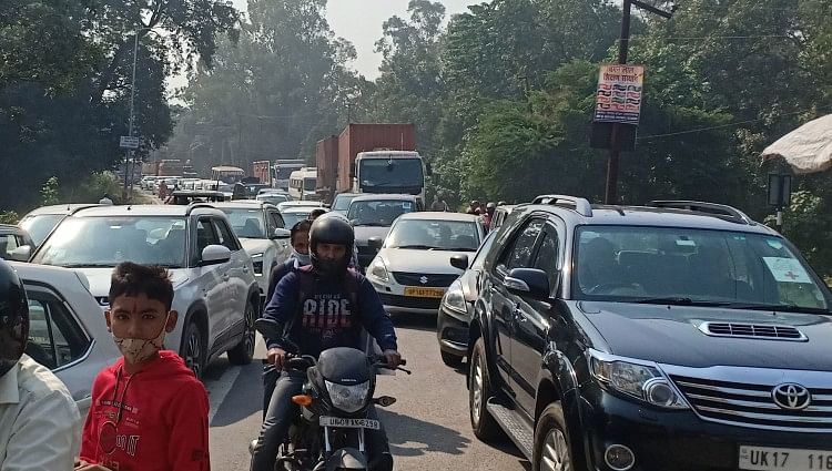 Kendaraan Bergerak Di Jalan Raya – Bhai Dooj macet di Mangalore