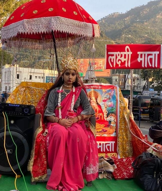 प्रभात फेरी में झुमते यात्री प नगरवासी व झांकी