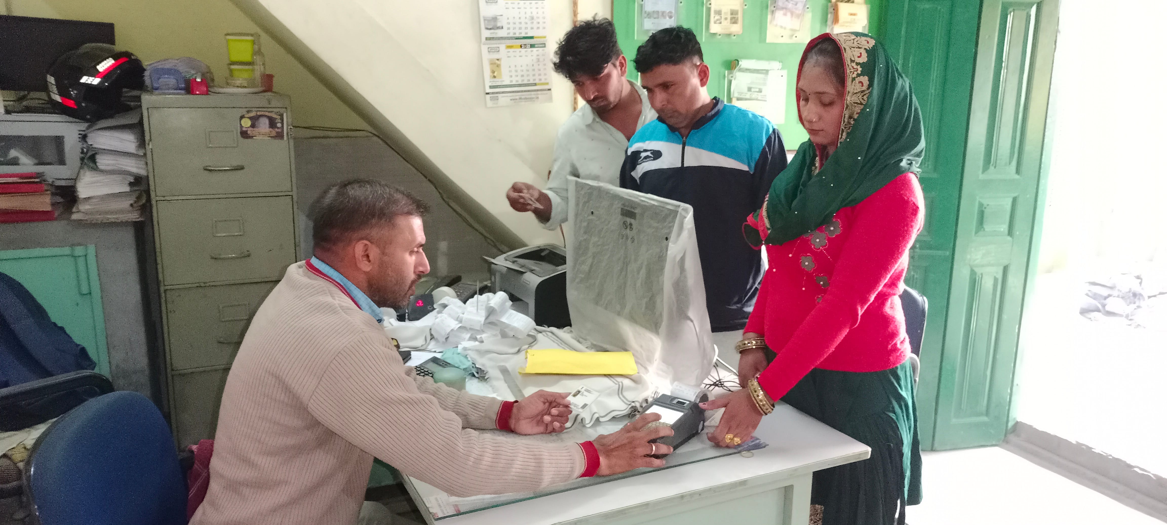 अनाज मंडी में इफको कार्यालय में खाद लेने के लिए पीओएस मशीन पर अगूंठा लगाते महिला किसान।संवाद अनाज मंडी में इफको कार्यालय में खाद लेने के लिए पीओएस मशीन पर अगूंठा लगाते महिला किसान।संवाद
