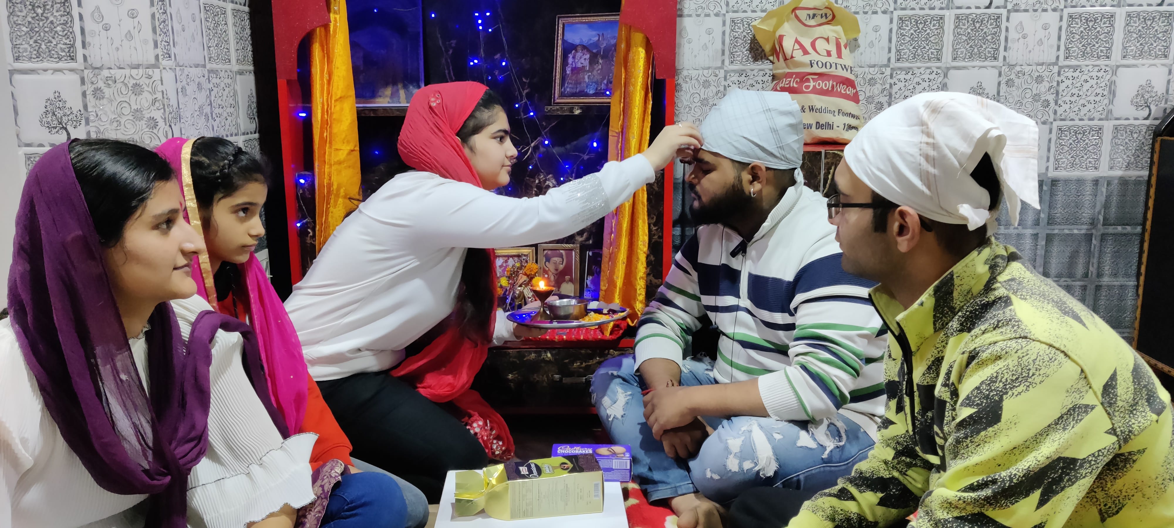 भैया दूज के पावन अवसर पर भाई को तिलक लगाती बहनें भैया दूज के पावन अवसर पर भाई को तिलक लगाती बहनें