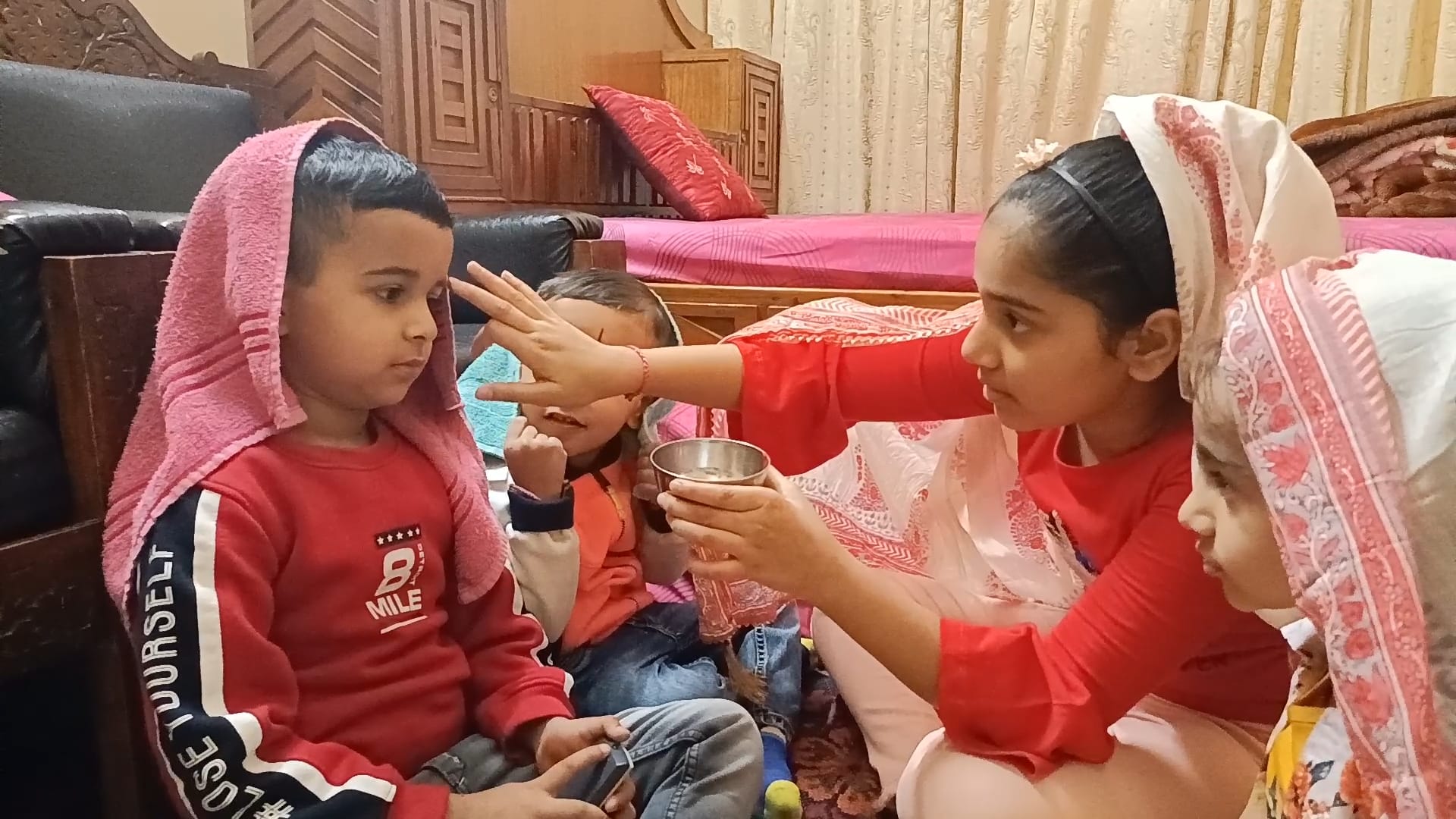 भैया दूज के पावन अवसर पर भाई को तिलक लगाती बहनें भैया दूज के पावन अवसर पर भाई को तिलक लगाती बहनें