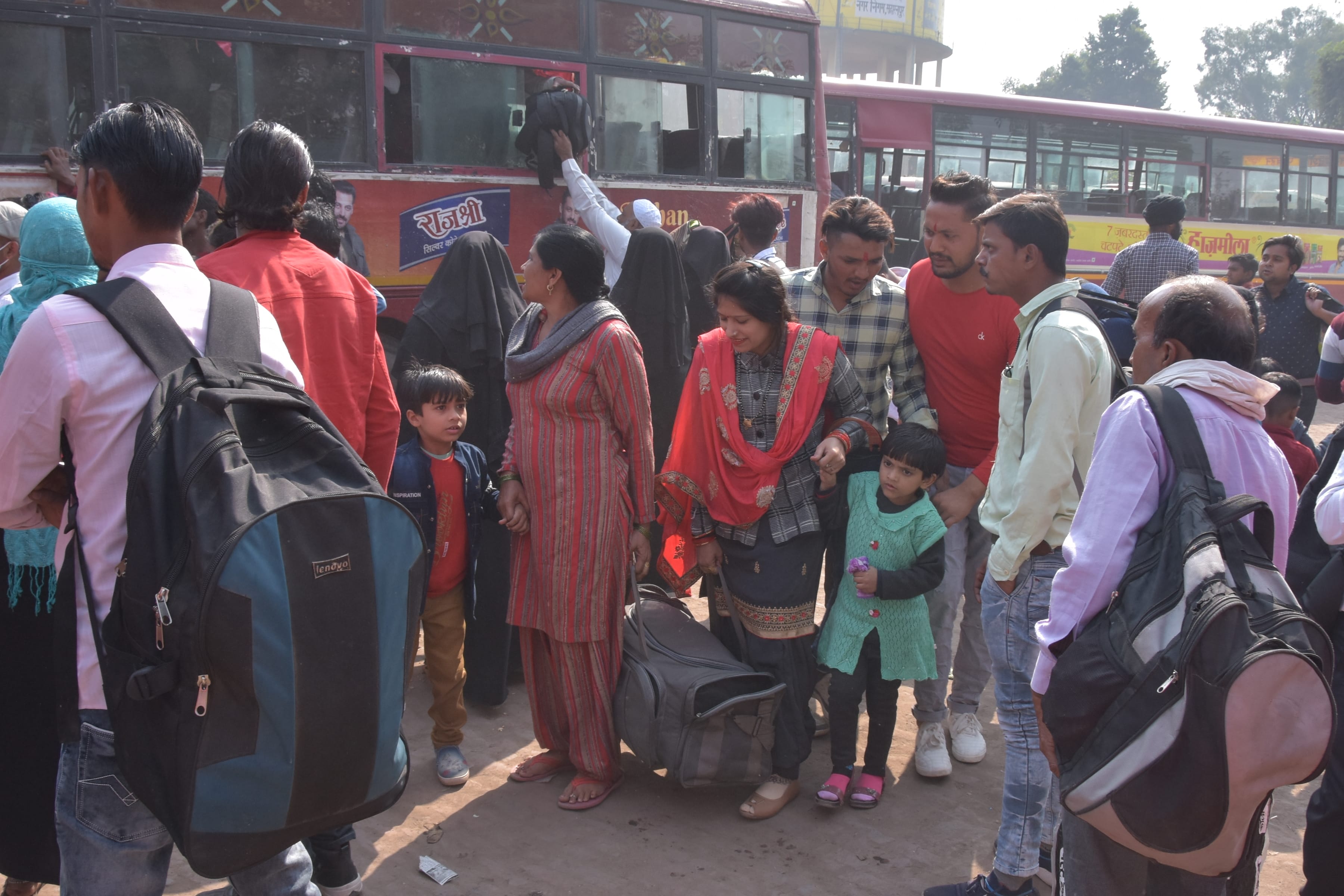 अंबाला रोड़ बस अड़डे पर भीड़ के बीच एक हाथ में बेग एक हाथ में बच्चे को लिये को बस में चढ़ती बहने अंबाला रोड़ बस अड़डे पर भीड़ के बीच एक हाथ में बेग एक हाथ में बच्चे को लिये को बस में चढ़ती बहने