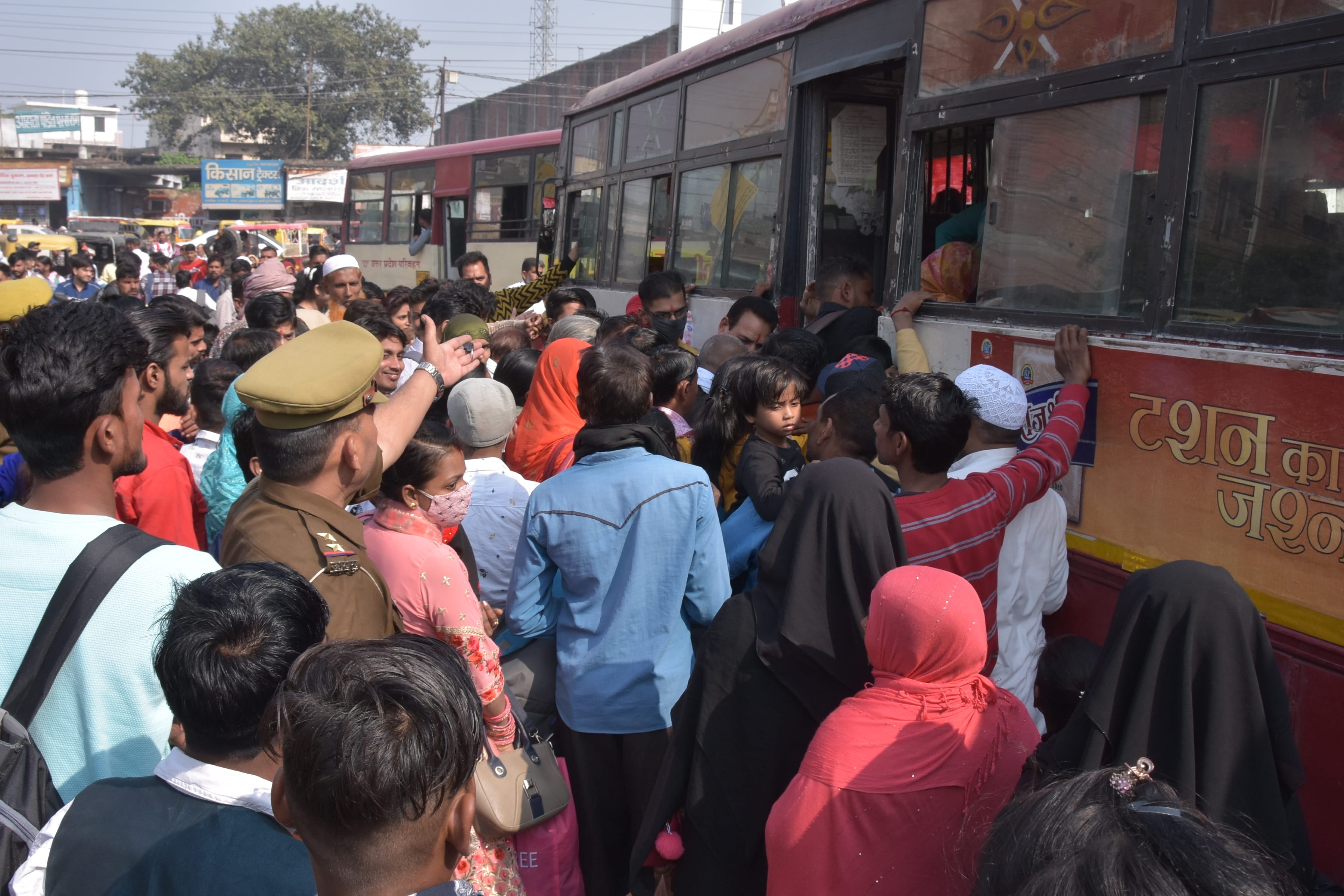 अंबाला रोड़ बस अड़डे पर बस पकड़ने के लिये उमड़ी भीड़ के बीच व्यवस्था बनवाती पुलिस अंबाला रोड़ बस अड़डे पर बस पकड़ने के लिये उमड़ी भीड़ के बीच व्यवस्था बनवाती पुलिस