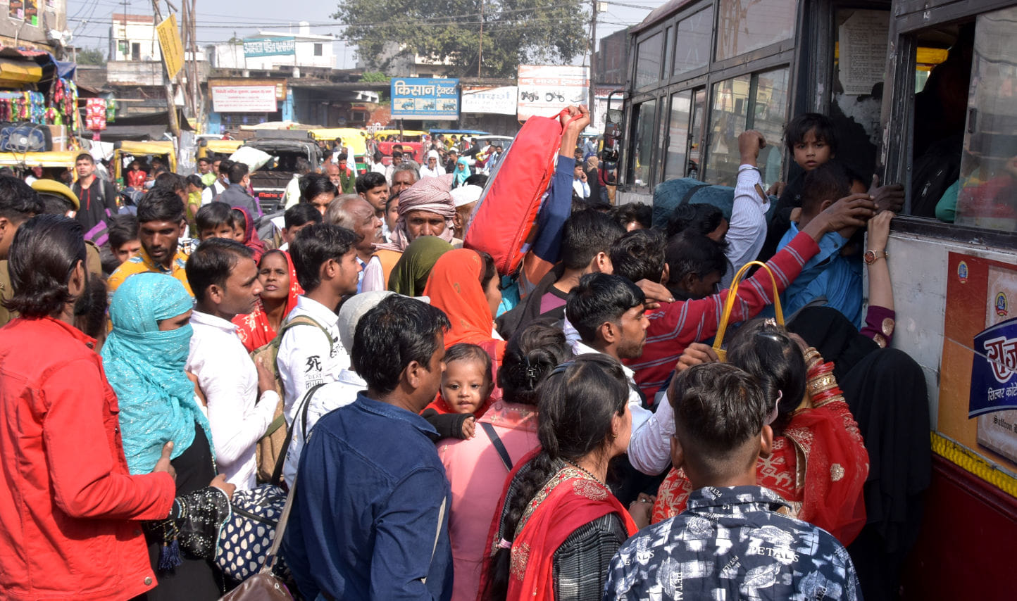 अंबाला रोड़ बस अड़डे पर बस पकड़ने के लिये उमड़ी भीड़ अंबाला रोड़ बस अड़डे पर बस पकड़ने के लिये उमड़ी भीड़