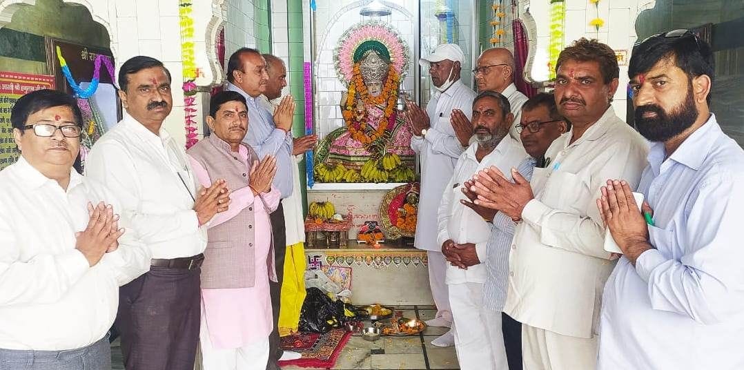 पानीपत। गोहाना रोड स्थित श्री विश्वकर्मा मंदिर में मुख्यातिथि सतबीर जांगड़ा व अन्य मंदिर में पू