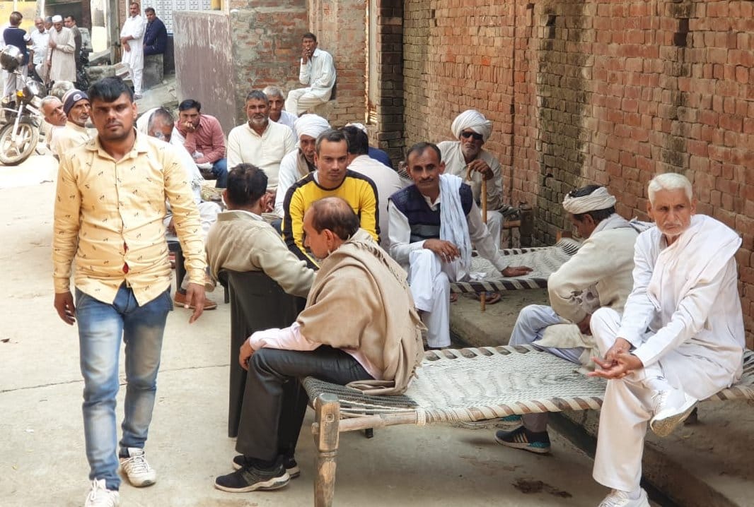 बागपत मर्डर ::: बड़ौत के लोयन गांव में मृतक बिट्टू के आवास पर शोक संवेदनाएं देते लोग। बागपत मर्डर ::: बड़ौत के लोयन गांव में मृतक बिट्टू के आवास पर शोक संवेदनाएं देते लोग।