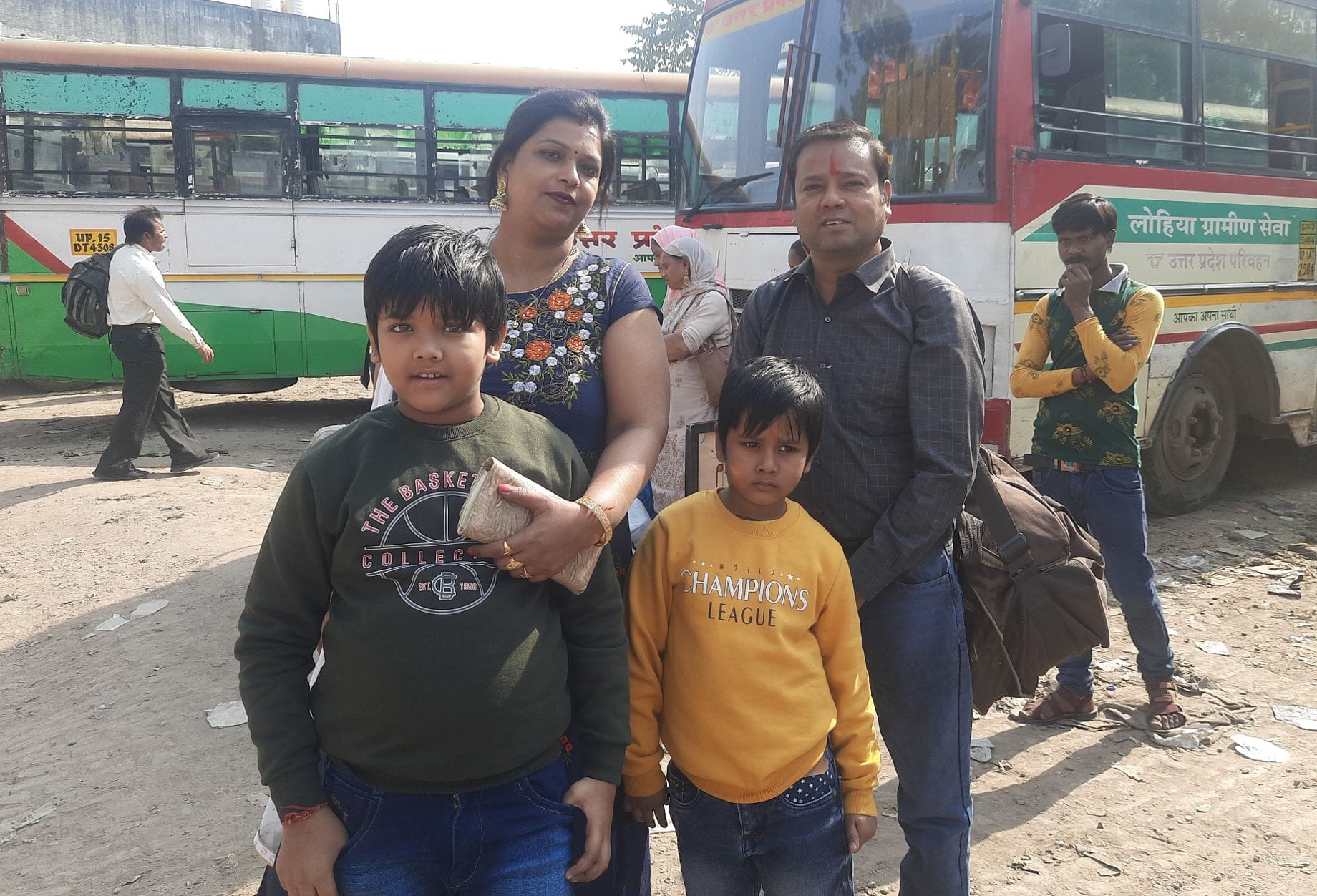 - बस ना मिलने से परेशान अमित और एकता का परिवार - बस ना मिलने से परेशान अमित और एकता का परिवार