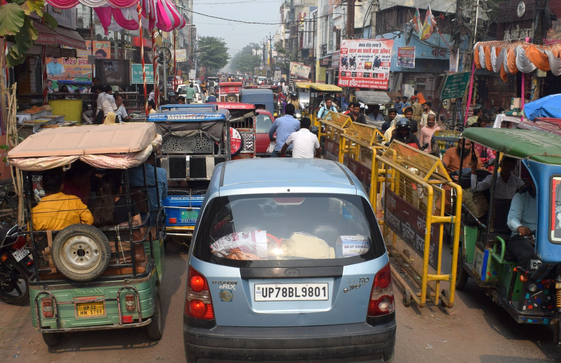 बड़े चौराहे पर लगे जाम में कुछ इस तरह फंसे वाहन। संवाद