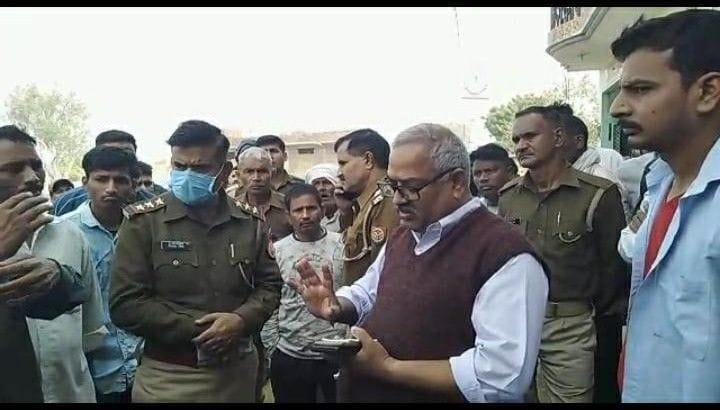 थाना क्वार्सी क्षेत्र मंजूर गढ़ी में हाईटेंशन लाइन का तार गिरने से युवक की मौत घटना स्थल पर परिवा थाना क्वार्सी क्षेत्र मंजूर गढ़ी में हाईटेंशन लाइन का तार गिरने से युवक की मौत घटना स्थल पर परिवा