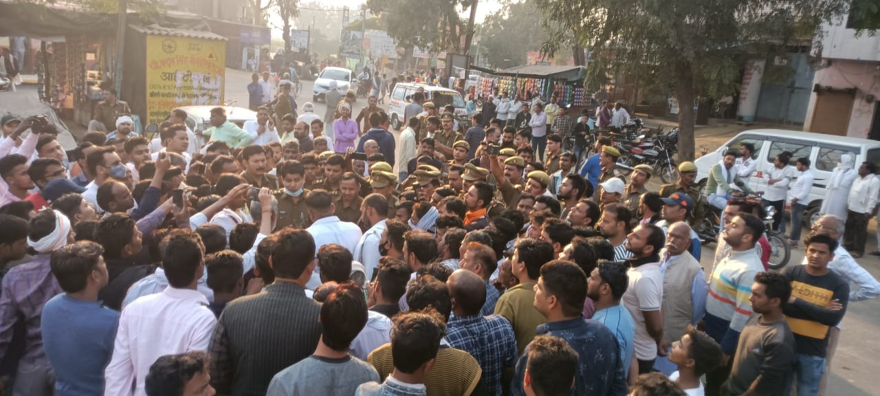जानसठ के तालड़ा में मुआवजे को मांग लेकर जाम लगाते ग्रामीण
