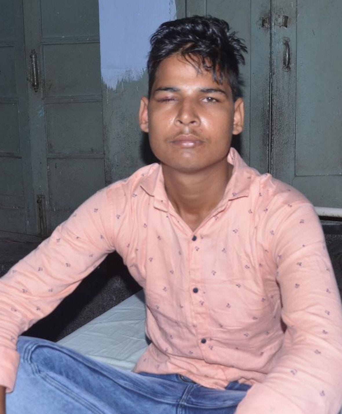 दीपावली में आतिशबाजी से घायल भूपेंद्र निवासी सिकंदराराऊ को गांधी आई हॉस्पीटल में उपचार कराता। स