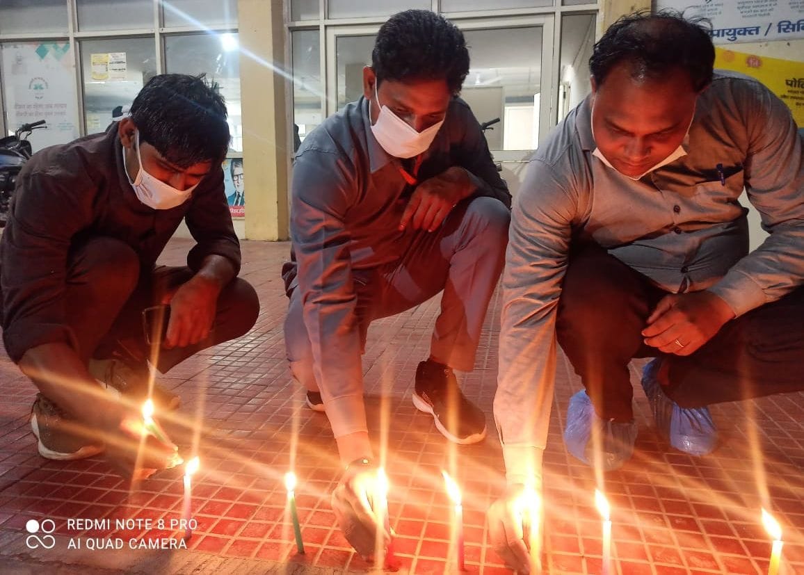 पानीपत। सिविल अस्पताल में दिपावली की रात को भी मौजूद रहे चतुर्थ श्रेणी कर्मचारी, मोमबत्ती जलाते ? पानीपत। सिविल अस्पताल में दिपावली की रात को भी मौजूद रहे चतुर्थ श्रेणी कर्मचारी, मोमबत्ती जलाते ?
