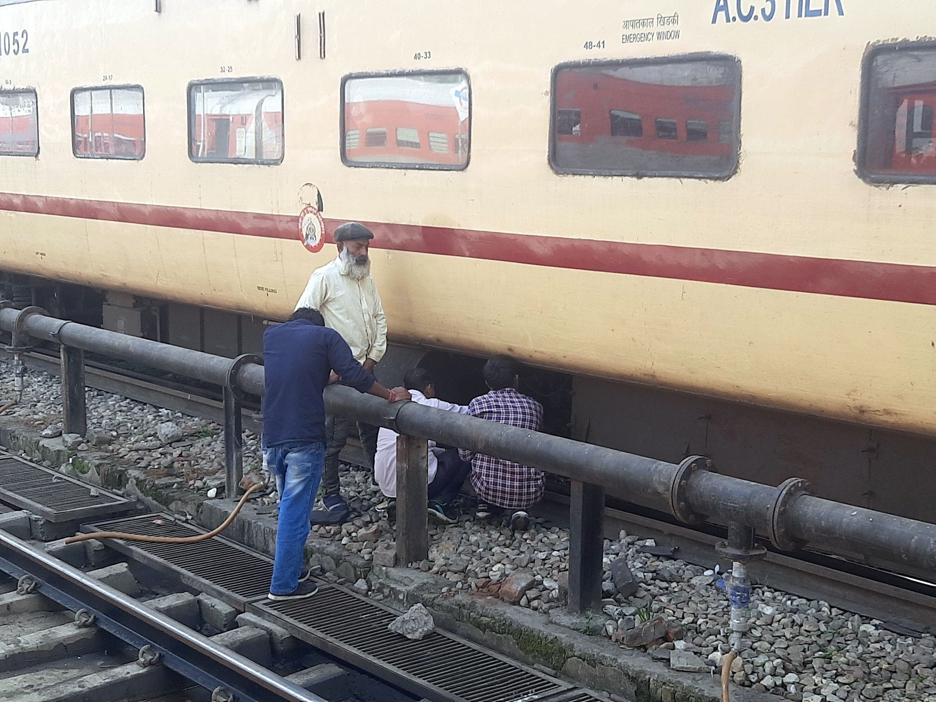 - सहारनपुर रेलवे स्टेशन पर बीएसएफ जवानों की स्पेशल ट्रेन में पानी सप्लाई बंद होने को लेकर जांच कर? - सहारनपुर रेलवे स्टेशन पर बीएसएफ जवानों की स्पेशल ट्रेन में पानी सप्लाई बंद होने को लेकर जांच कर?