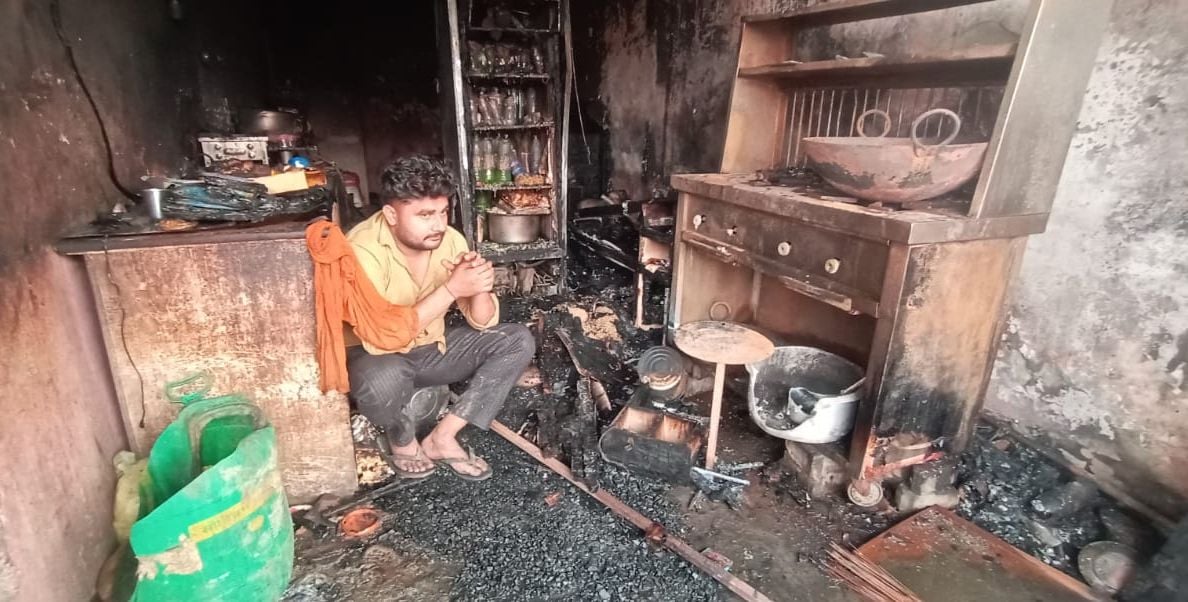 पानीपत। रिसालू रोड पर स्थित मिठाई की दुकान में आग लगने के कारण जला सामान, मायूस बैठा दुकादार।
