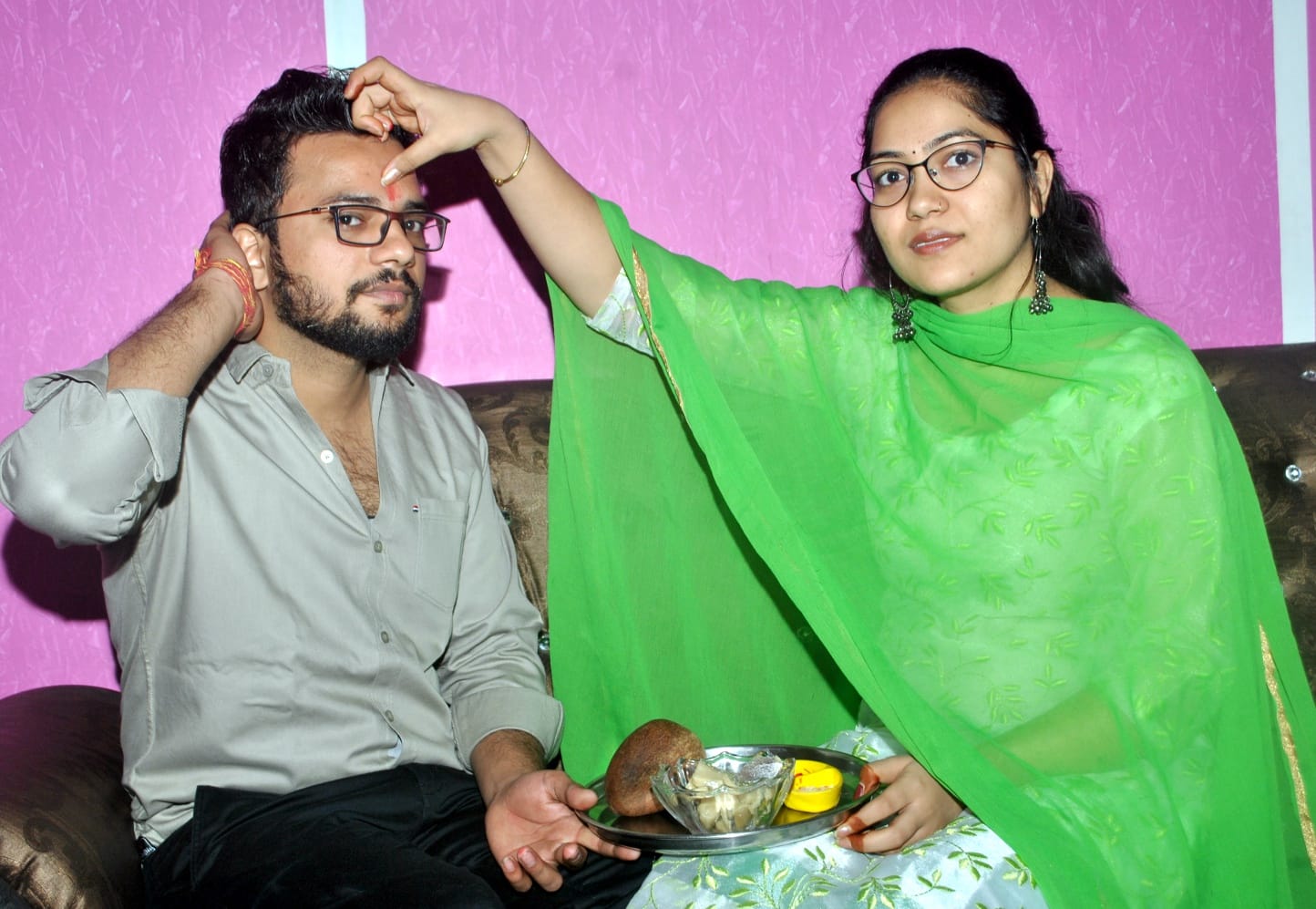 शामली  भैया दूज पर भाई को तिलक करती बहन